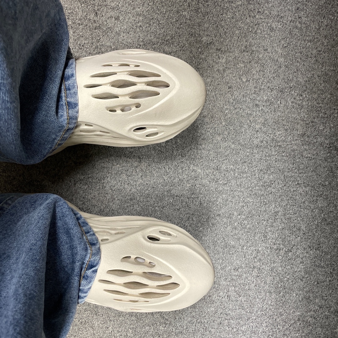 Adidas Yeezy Foam RNNR Sand 착용 스타일