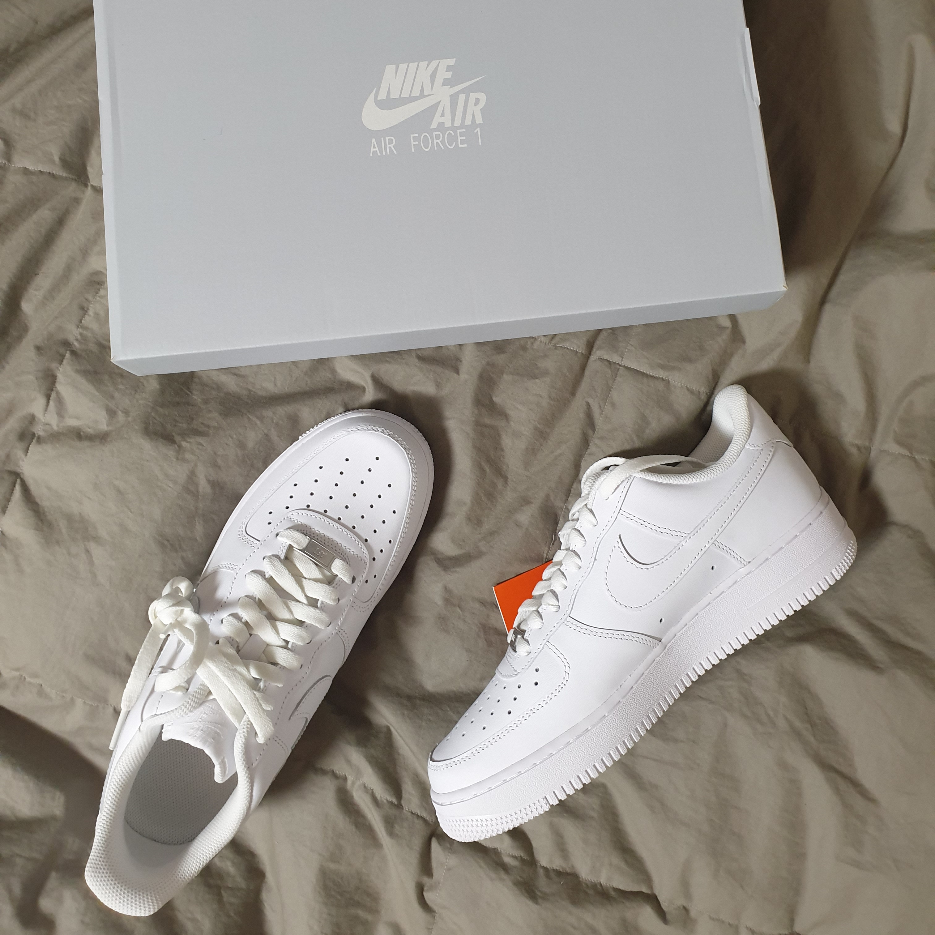 Jordan 1 Low Cardinal Red, Nike Air Force 1 '07 Low White 착용 스타일 - 2