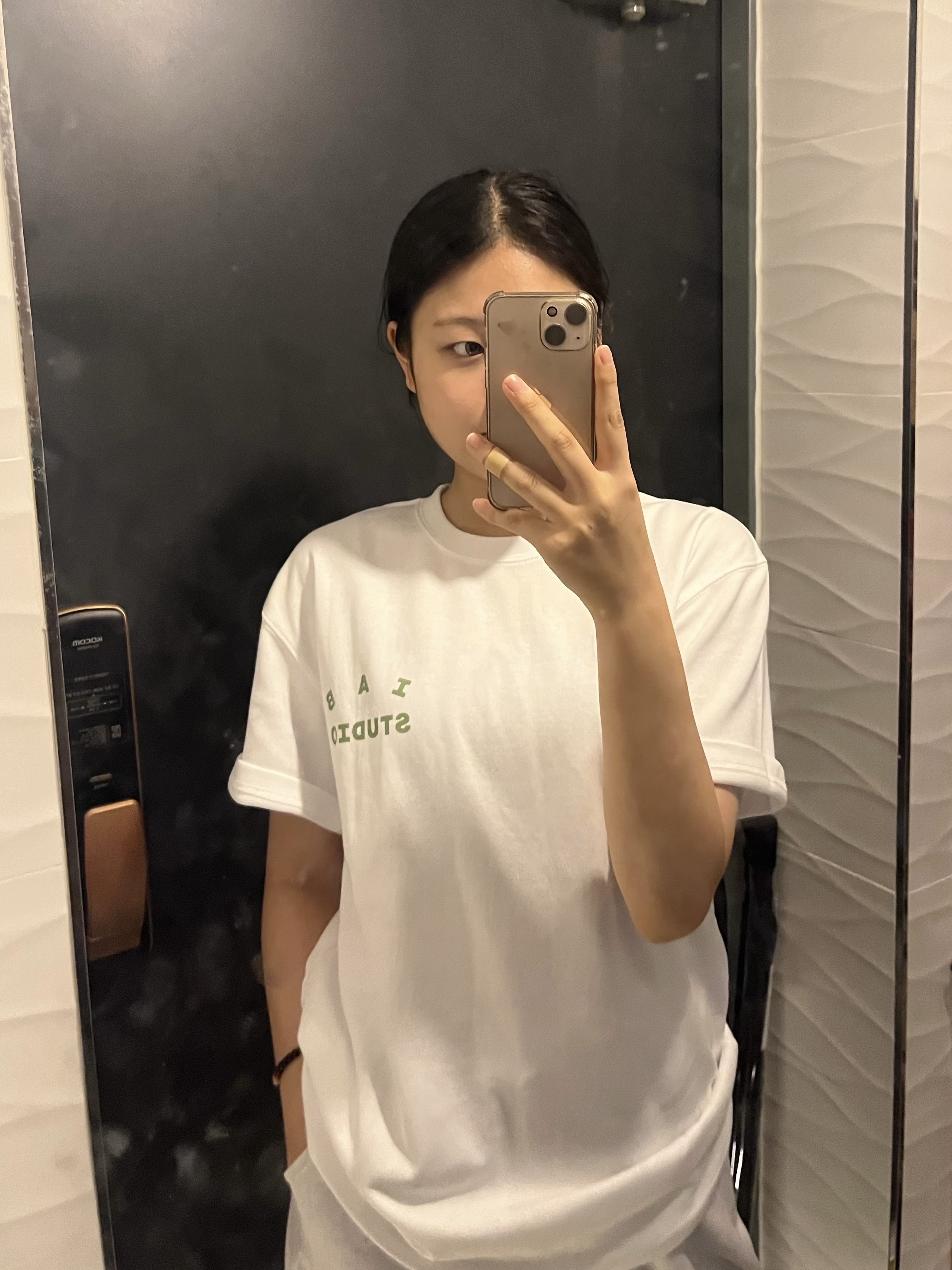 IAB Studio T-Shirt White Light Green, Apple iPhone 13 Mini 128GB Pink (Korean Ver.) 착용 스타일 - 1