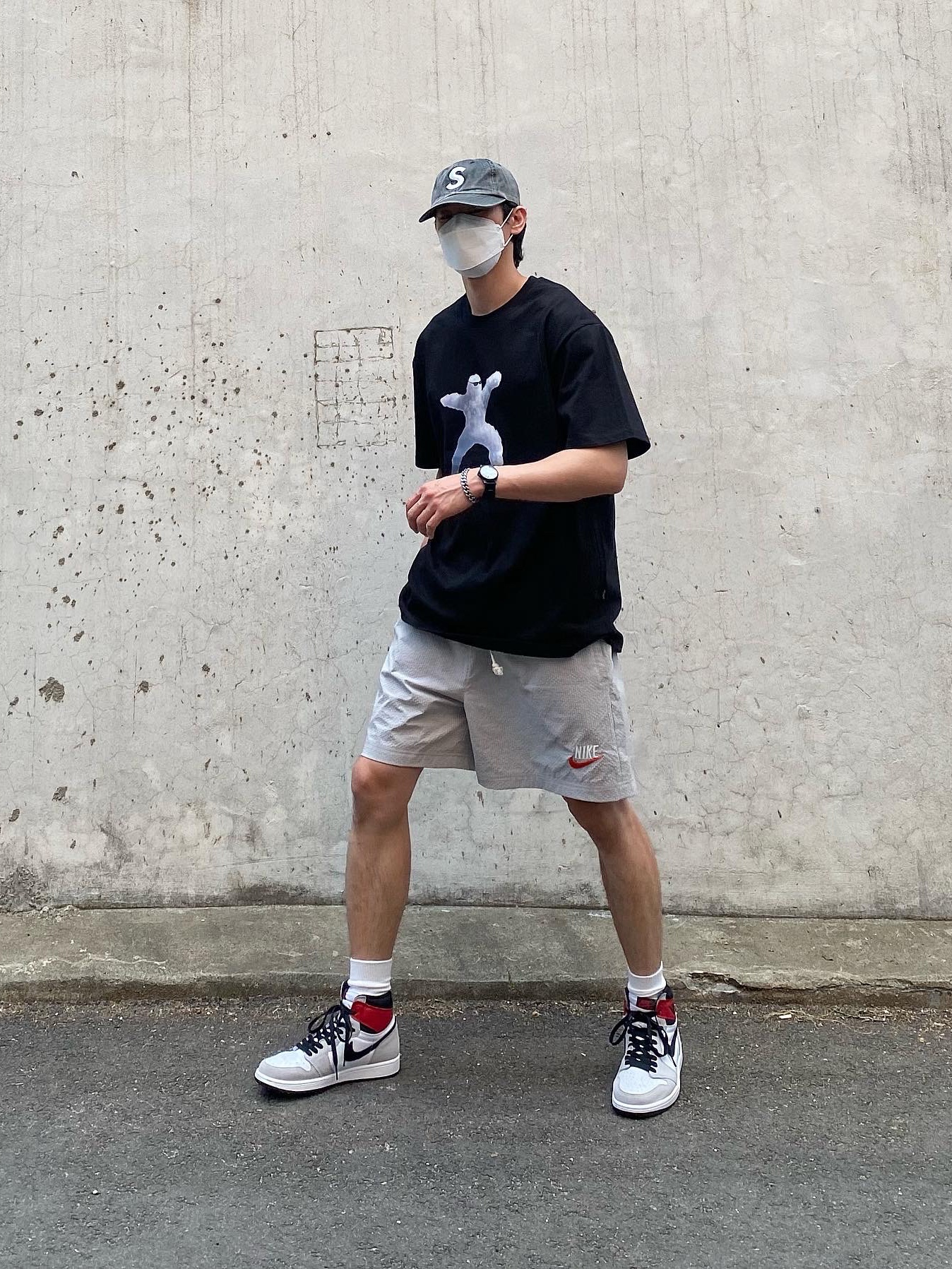 Jordan 1 Retro High OG Light Smoke Grey, Supreme Pigment Print S Logo 6-Panel Black - 20SS 착용 스타일 - 2