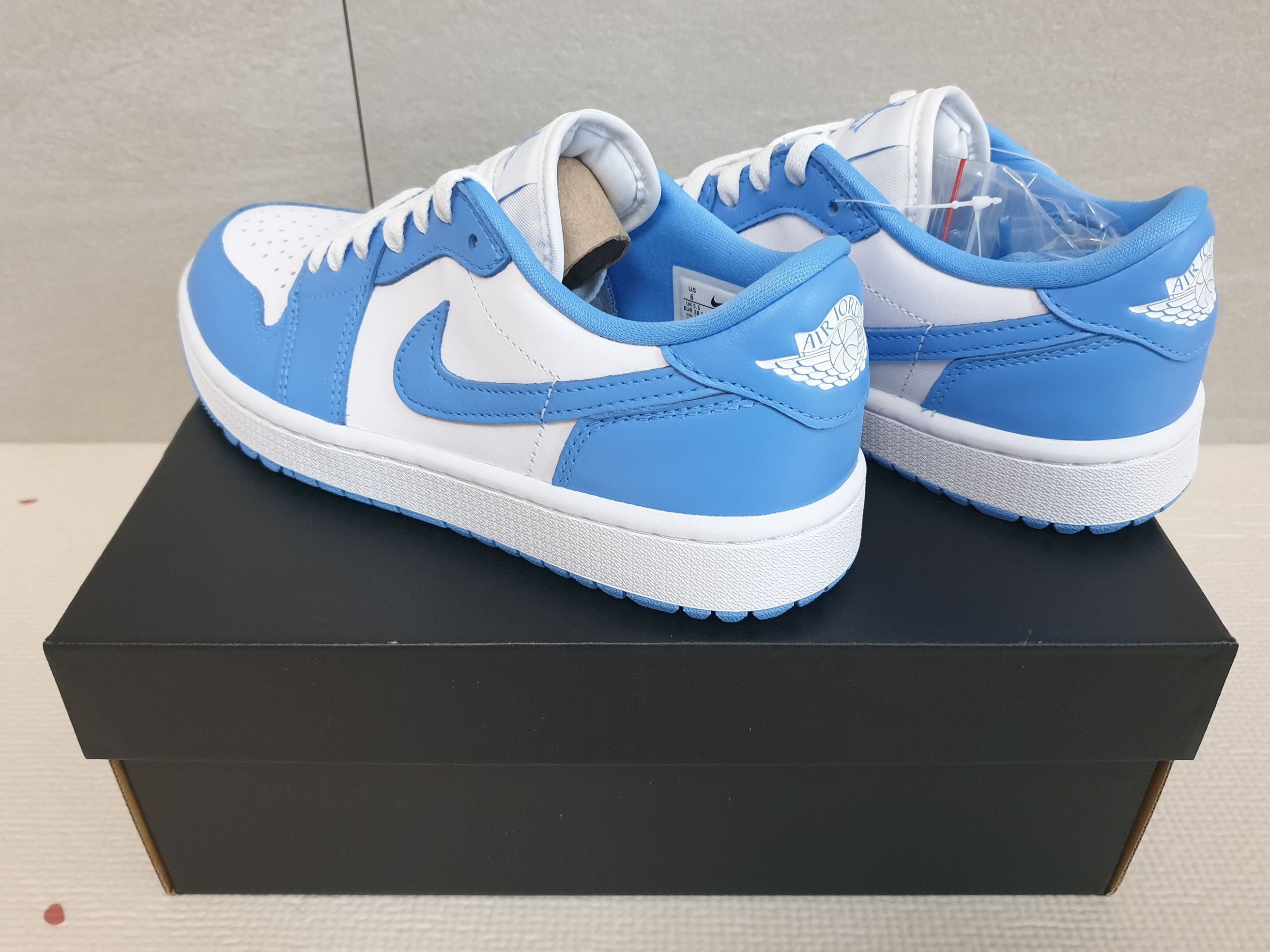 Jordan 1 Low Golf White and University Blue 착용 스타일 - 2