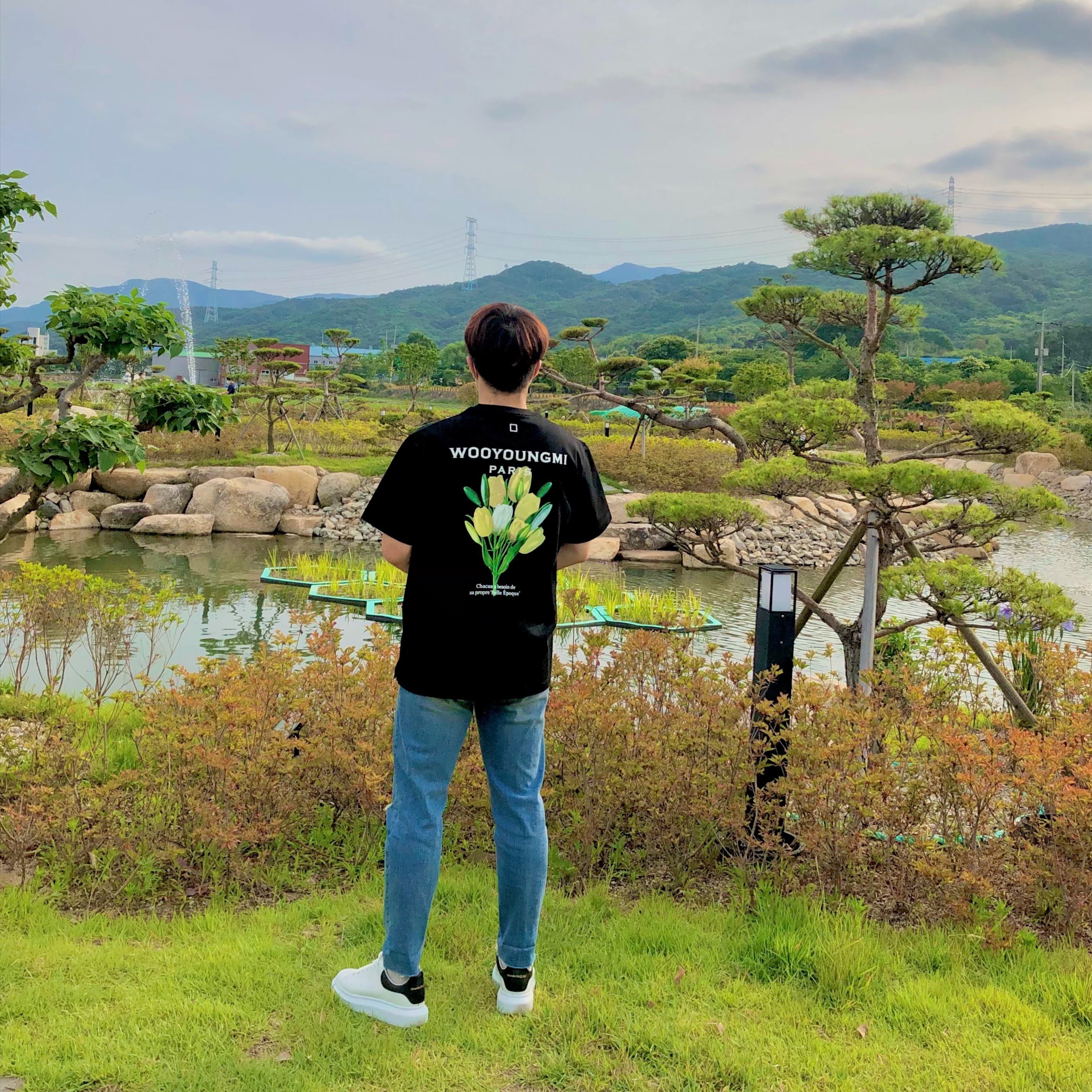 Wooyoungmi Flower Print Back Logo T-Shirt Black - 22SS, Alexander McQueen Oversized Sneakers White Black 착용 스타일