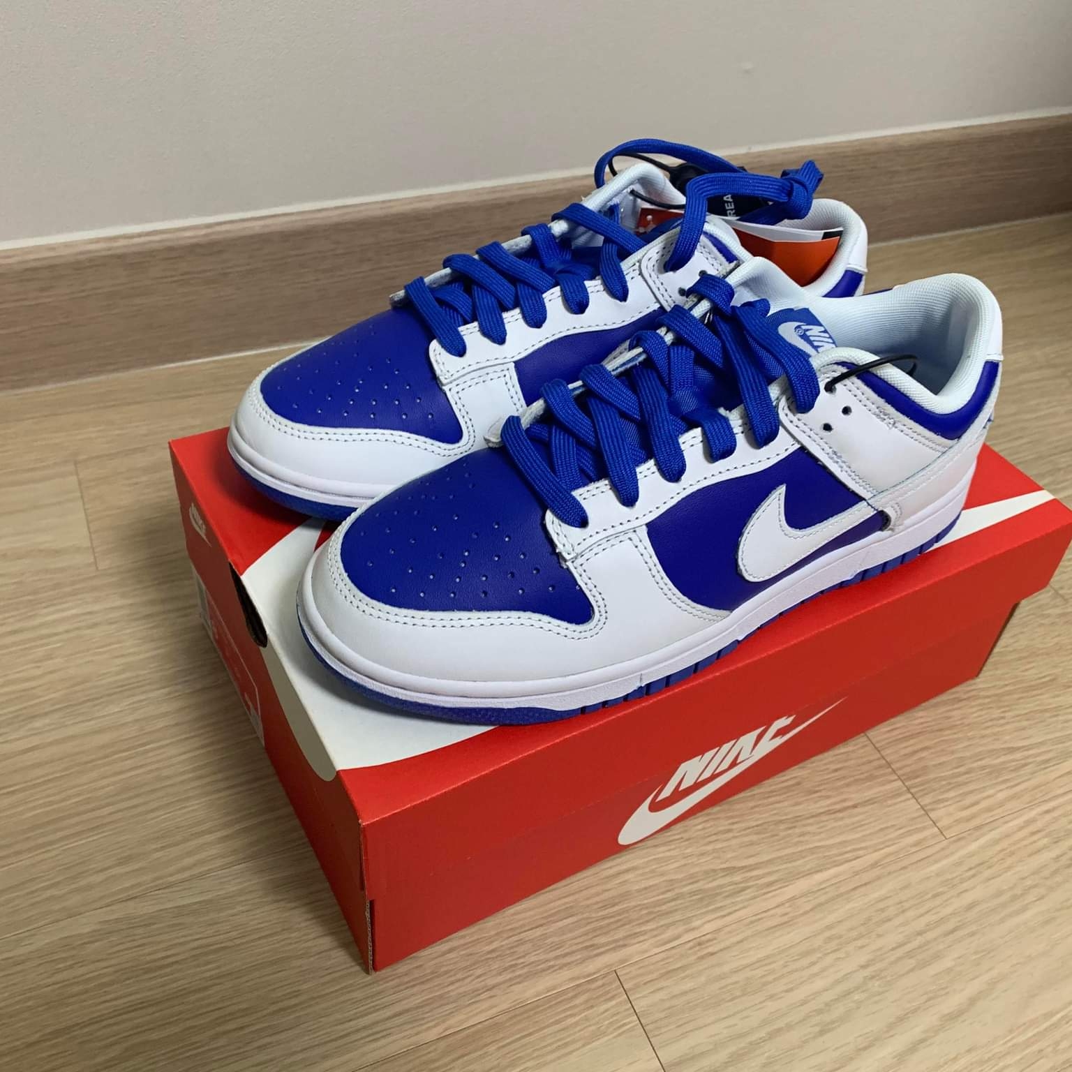 Nike Dunk Low Retro Racer Blue and White 착용 스타일 - 2