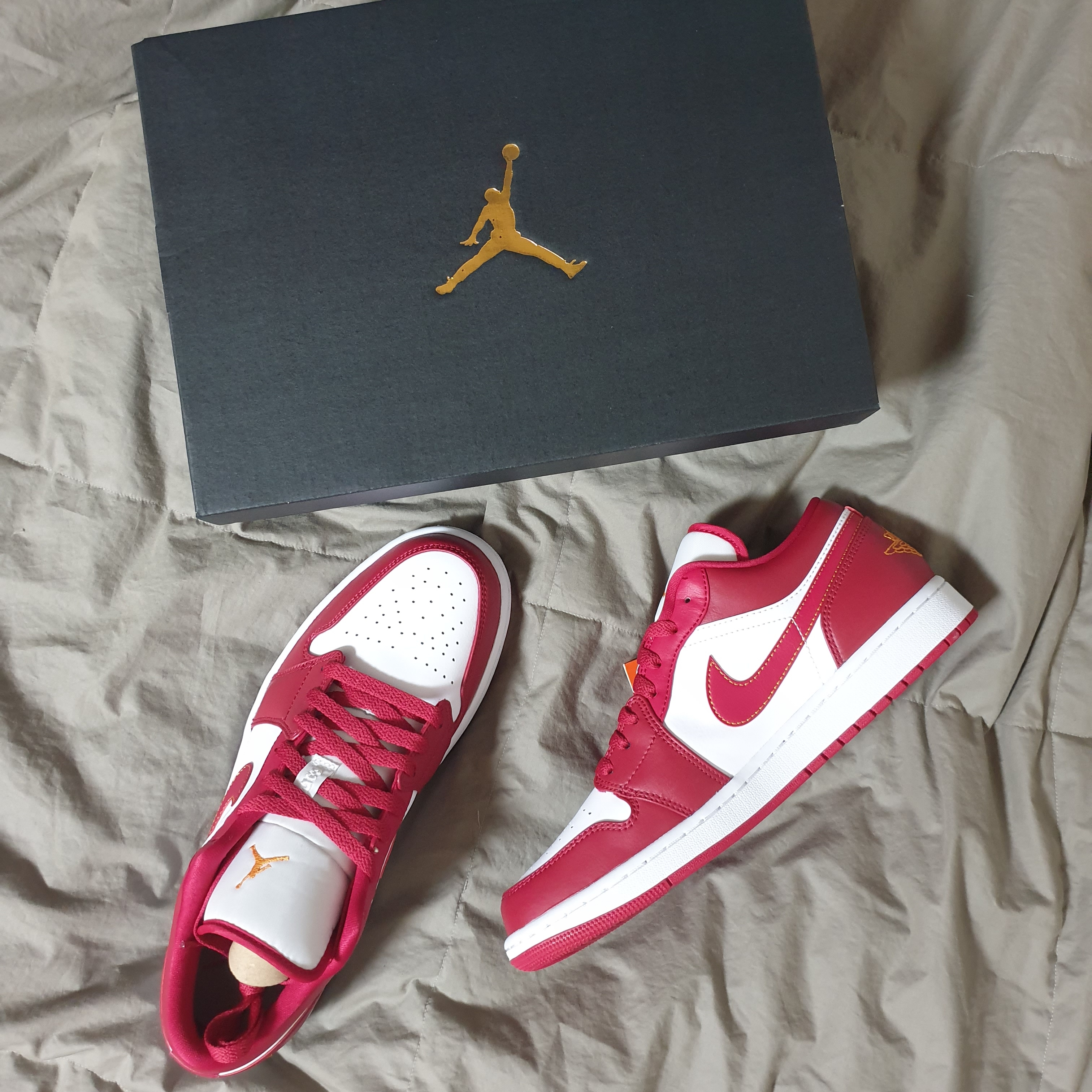 Jordan 1 Low Cardinal Red, Nike Air Force 1 '07 Low White 착용 스타일 - 1