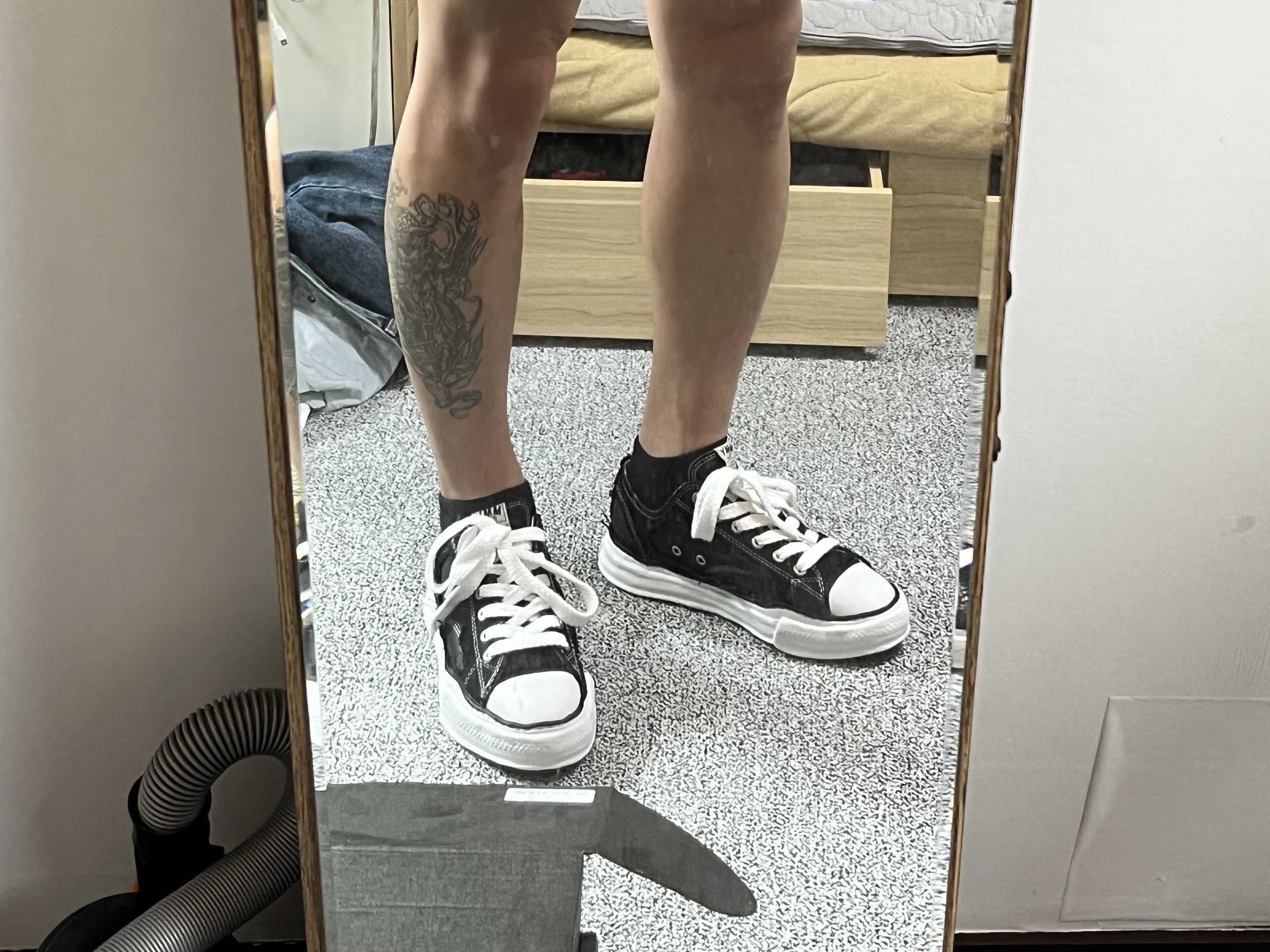 Maison Mihara Yasuhiro Peterson OG Sole Canvas Low Sneakers Black, Maison Mihara Yasuhiro Peterson OG Sole Broken Low-top Sneakers Black 착용 스타일 - 1