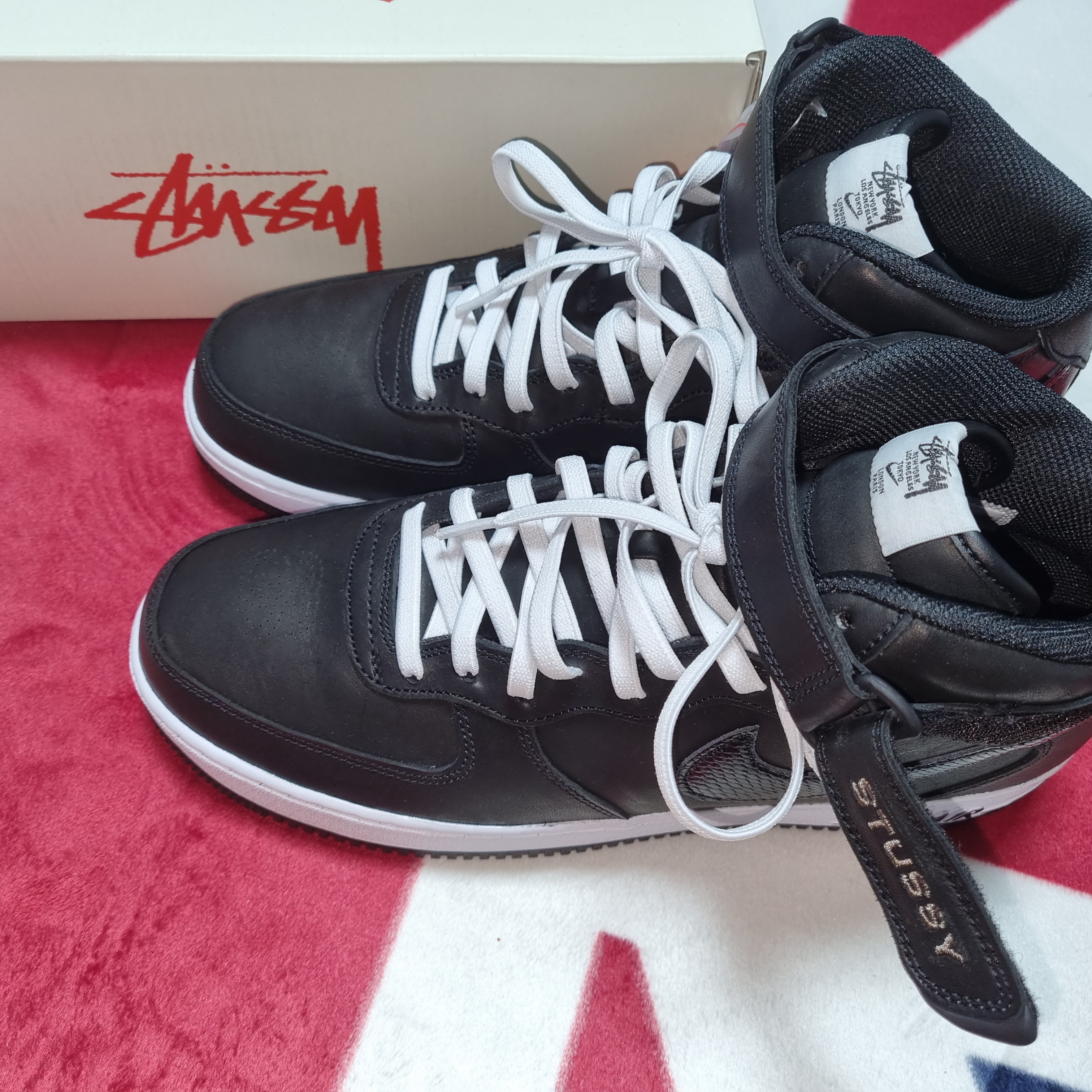 Stussy Stock Seoul T-Shirt Black 2022, Nike x Stussy Air Force 1 '07 Mid SP Black 착용 스타일 - 3