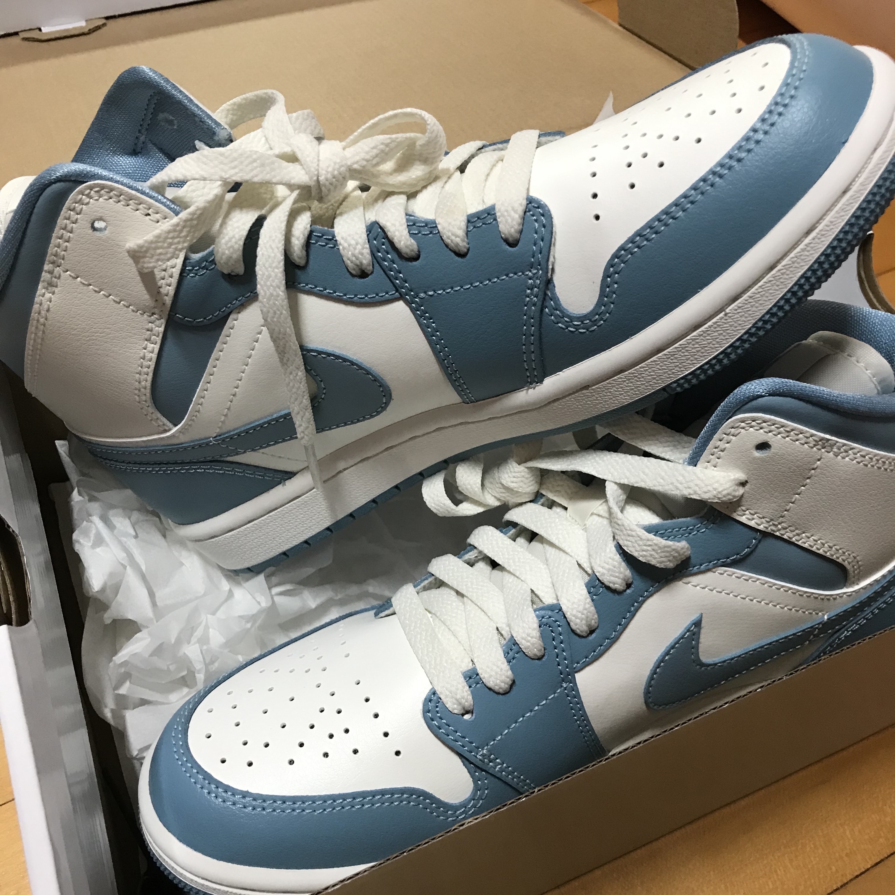 (W) Jordan 1 Mid Sail and Worn Blue 착용 스타일