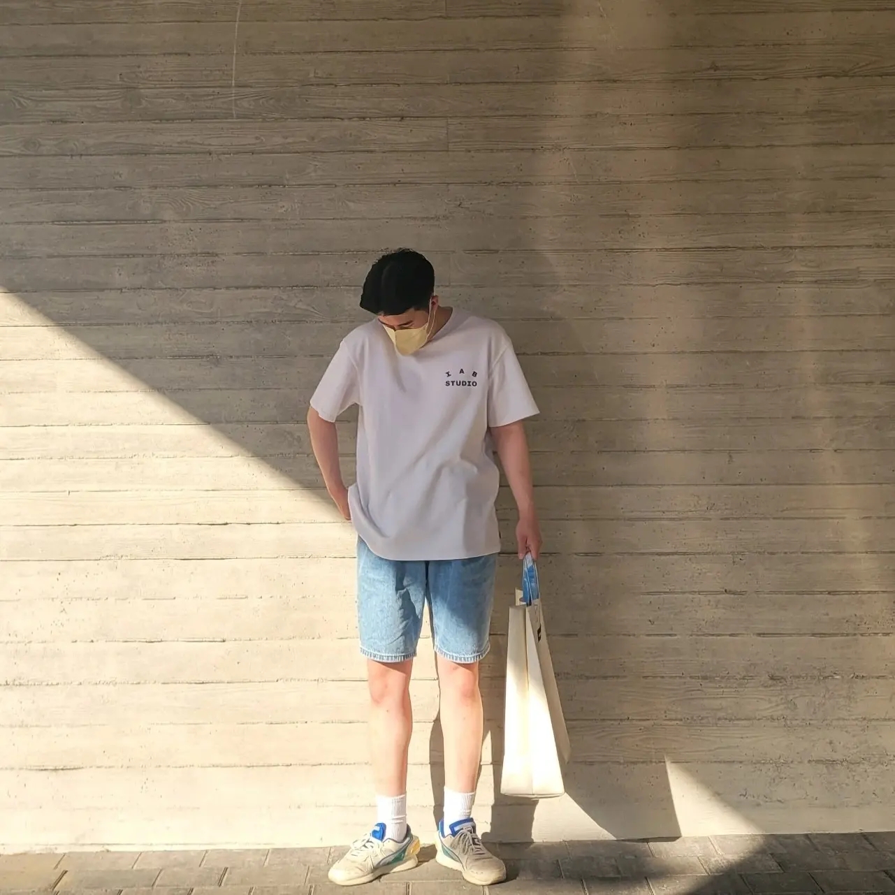IAB Studio T-Shirt White 착용 스타일