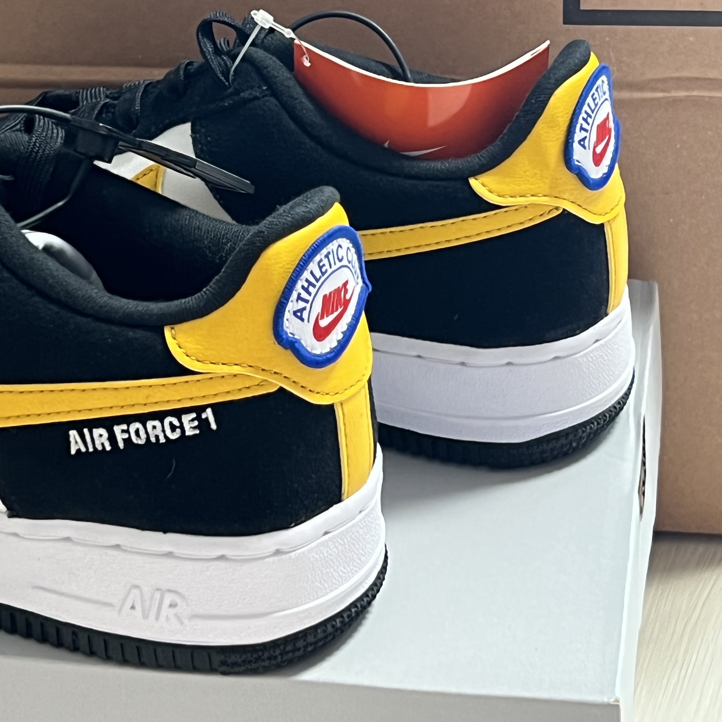 Nike Air Force 1 '07 LV8 Athletic Club Black Dark Sulfur 착용 스타일 - 3