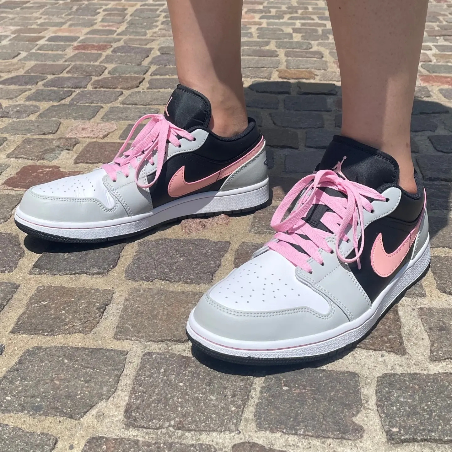 Jordan 1 Low Grey Fog Black Bleached Coral 착용 스타일 - 2