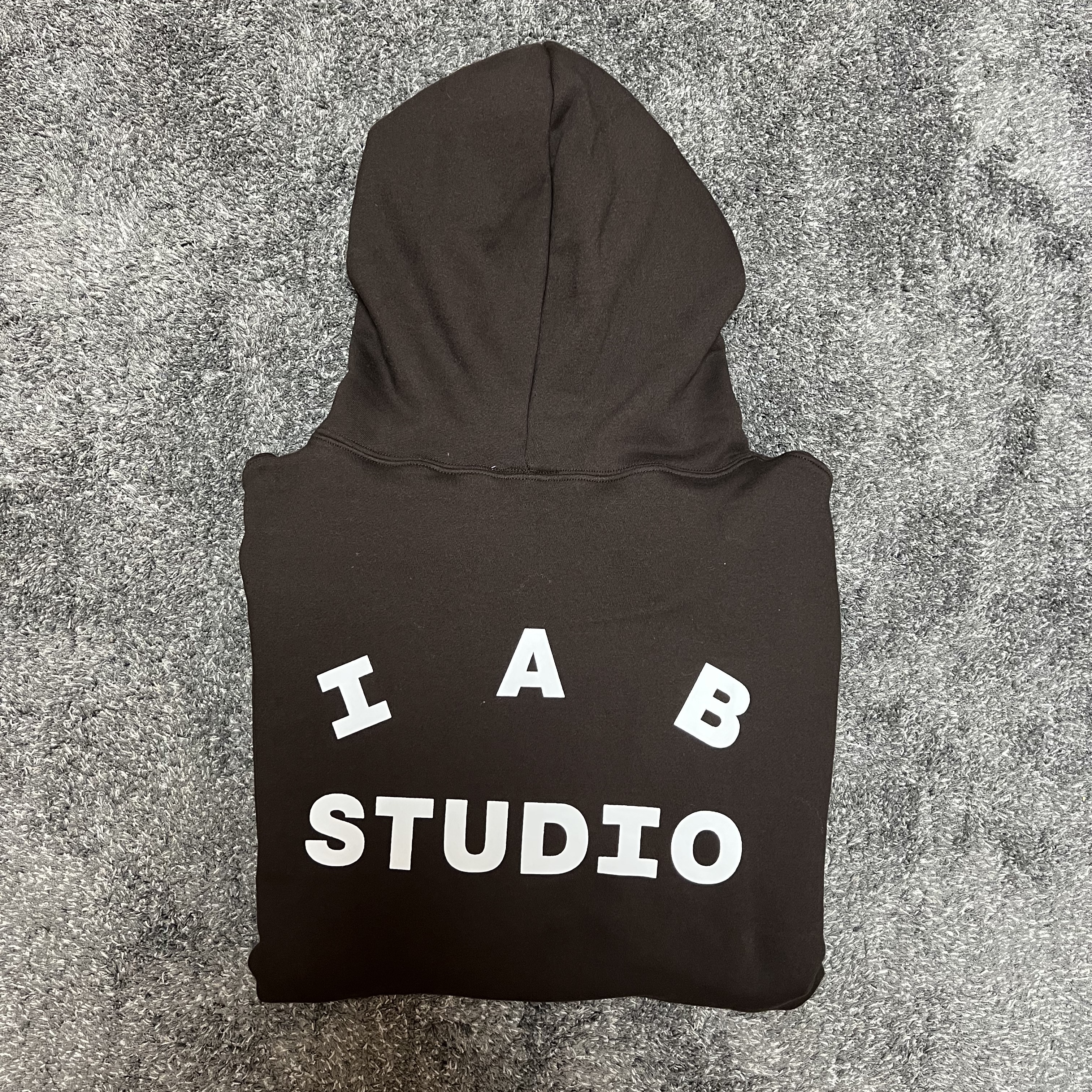 IAB Studio Hoodie Brown 착용 스타일