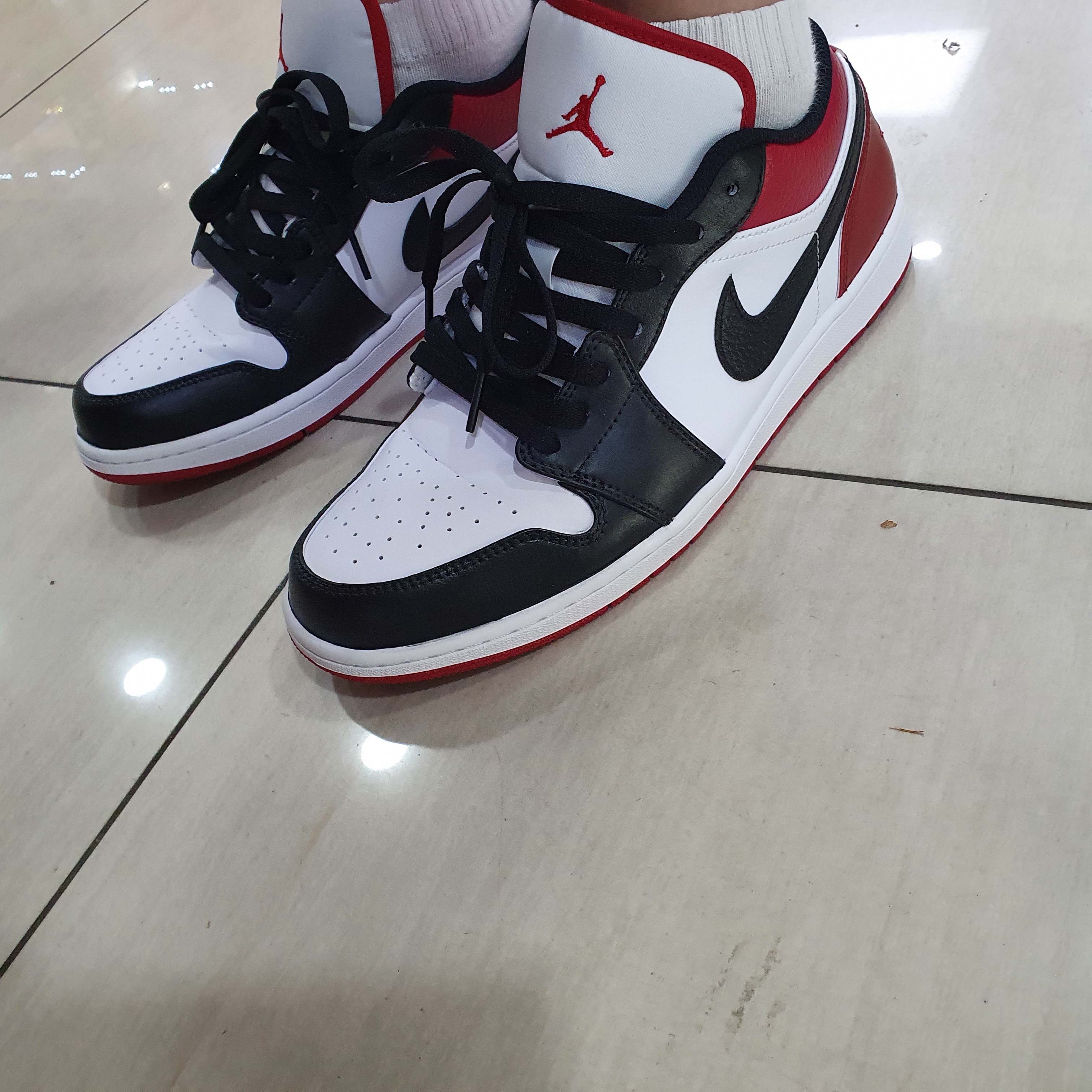 Jordan 1 Low White Red Black 착용 스타일 - 2