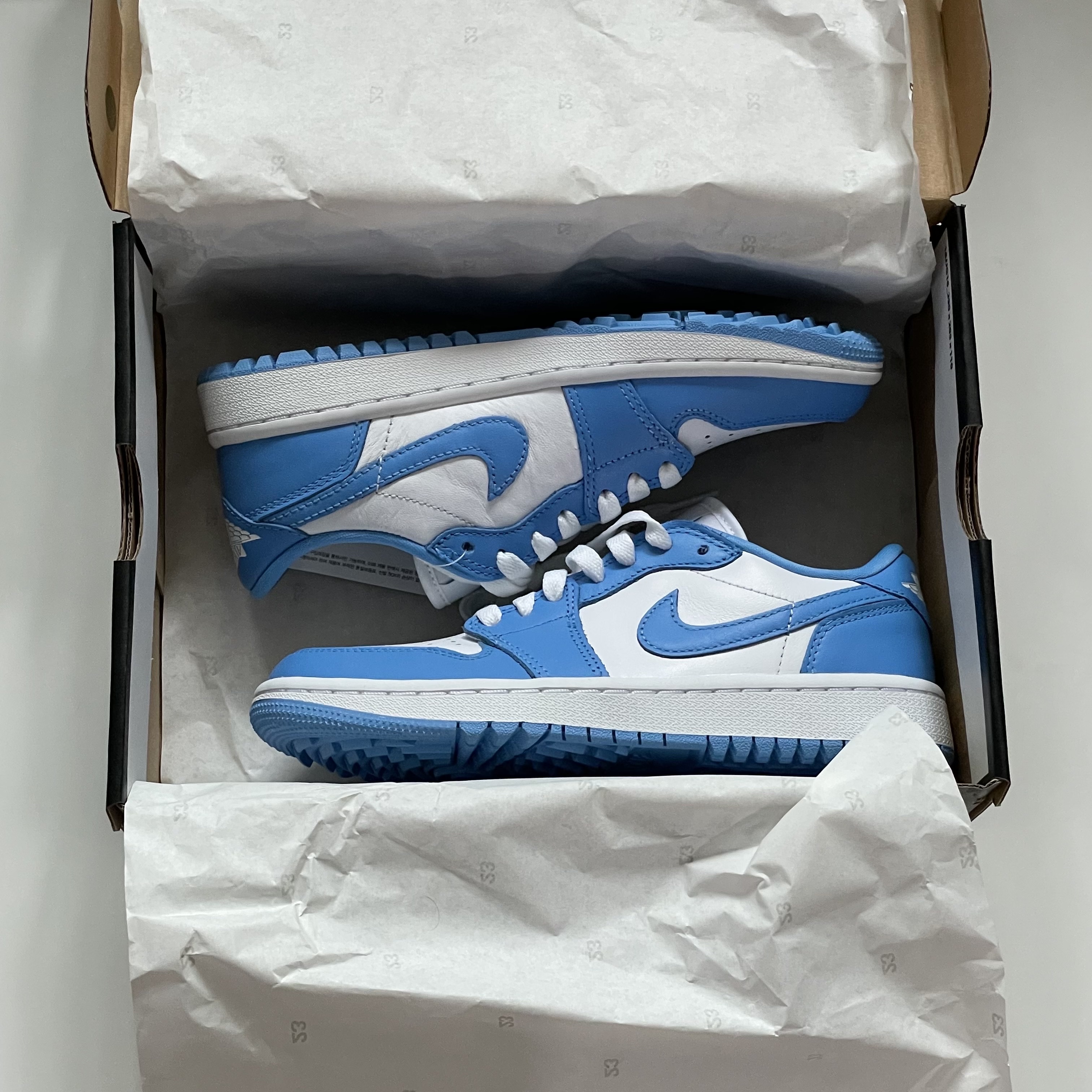 Jordan 1 Low Golf White and University Blue 착용 스타일