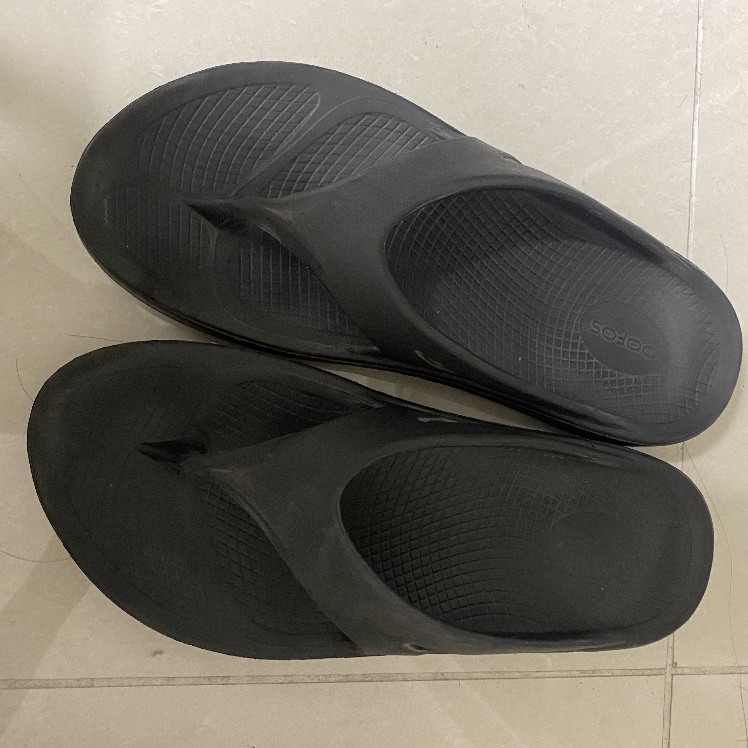 Oofos OOriginal Black 착용 스타일