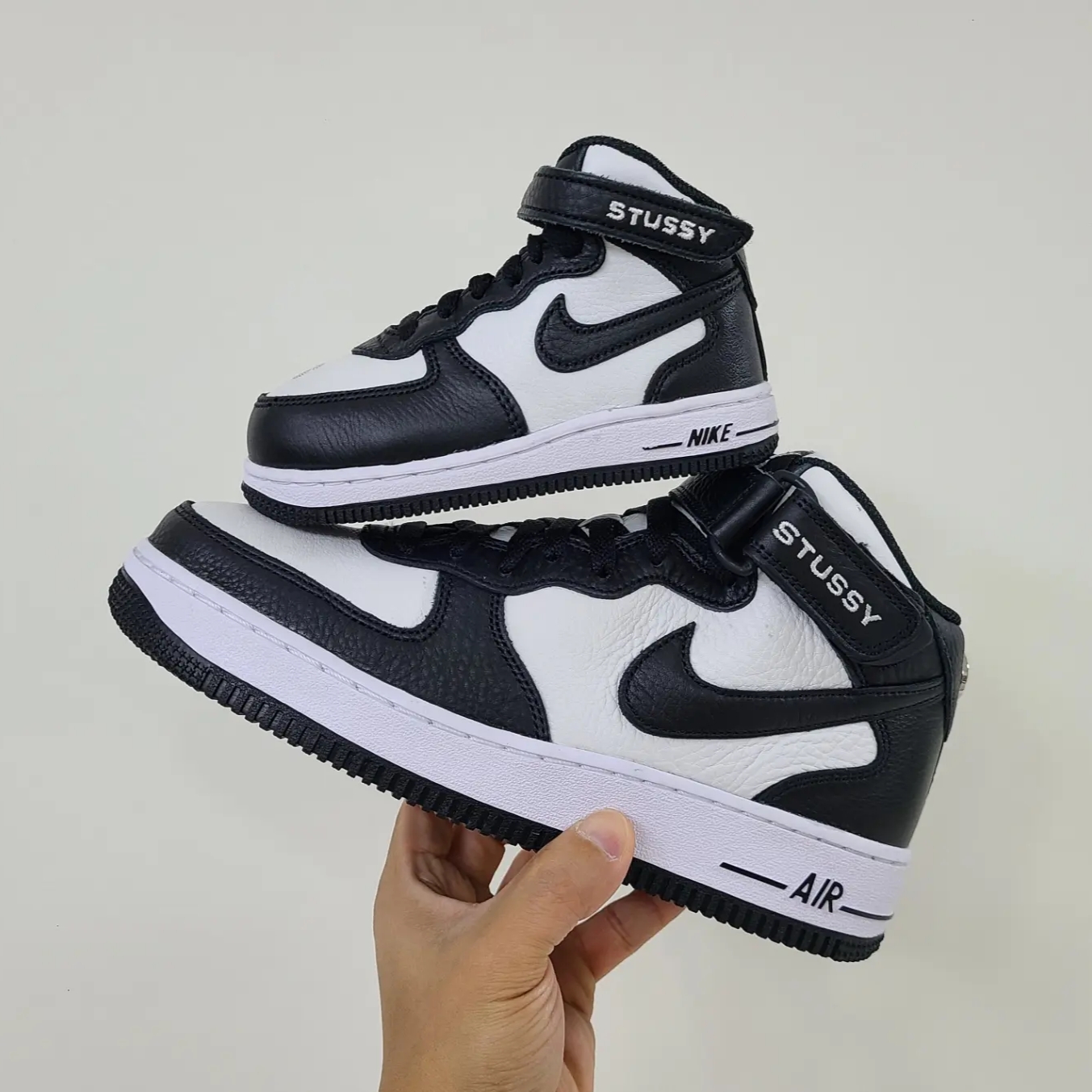 Nike x Stussy Air Force 1 '07 Mid SP Black and Light Bone, (TD) Nike x Stussy Air Force 1 '07 Mid SP Black and Light Bone 착용 스타일 - 5