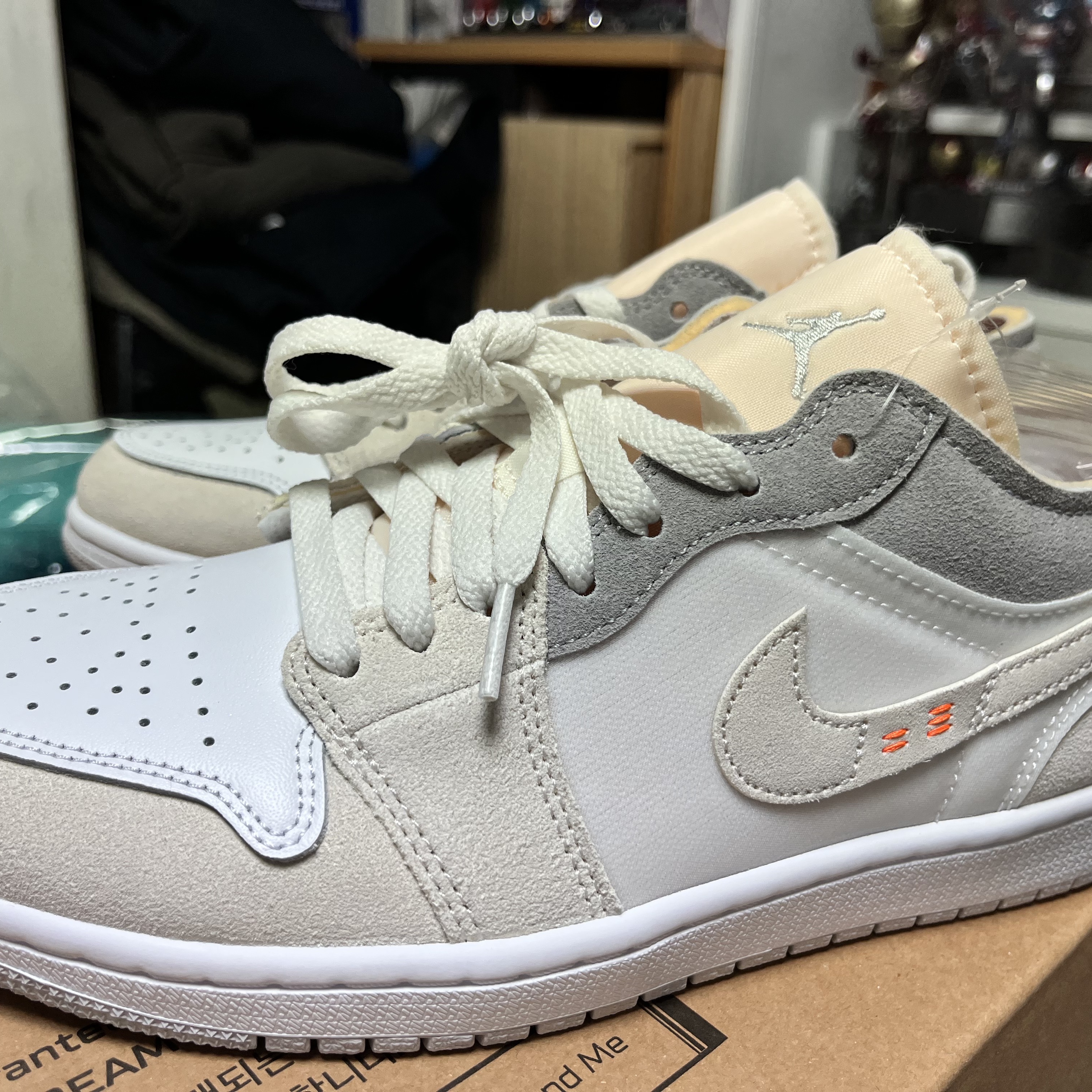 Jordan 1 Low SE Craft White and Phantom 착용 스타일 - 3