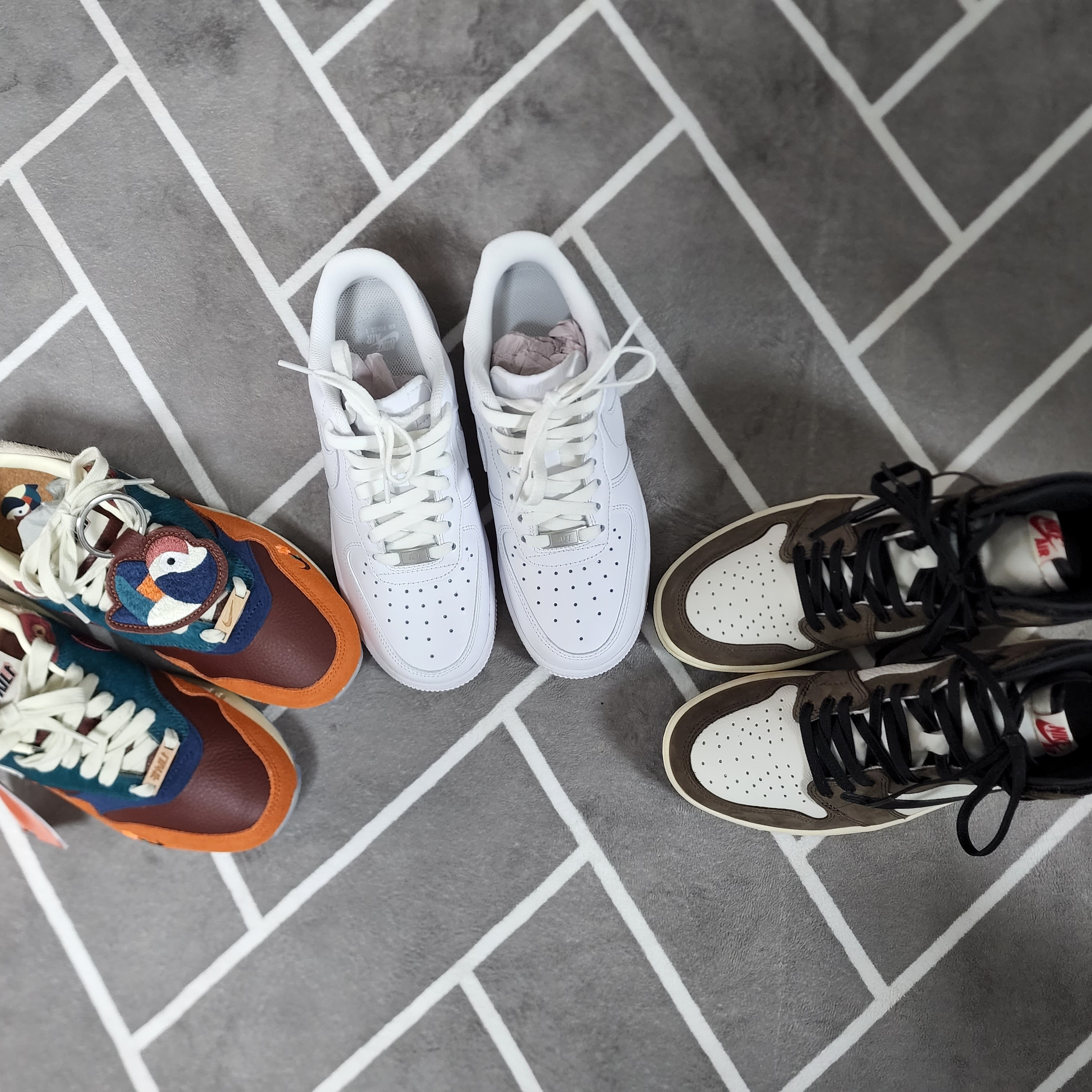 Jordan 1 x Travis Scott Retro High OG SP Mocha, Nike Air Force 1 '07 Low White 착용 스타일 - 2