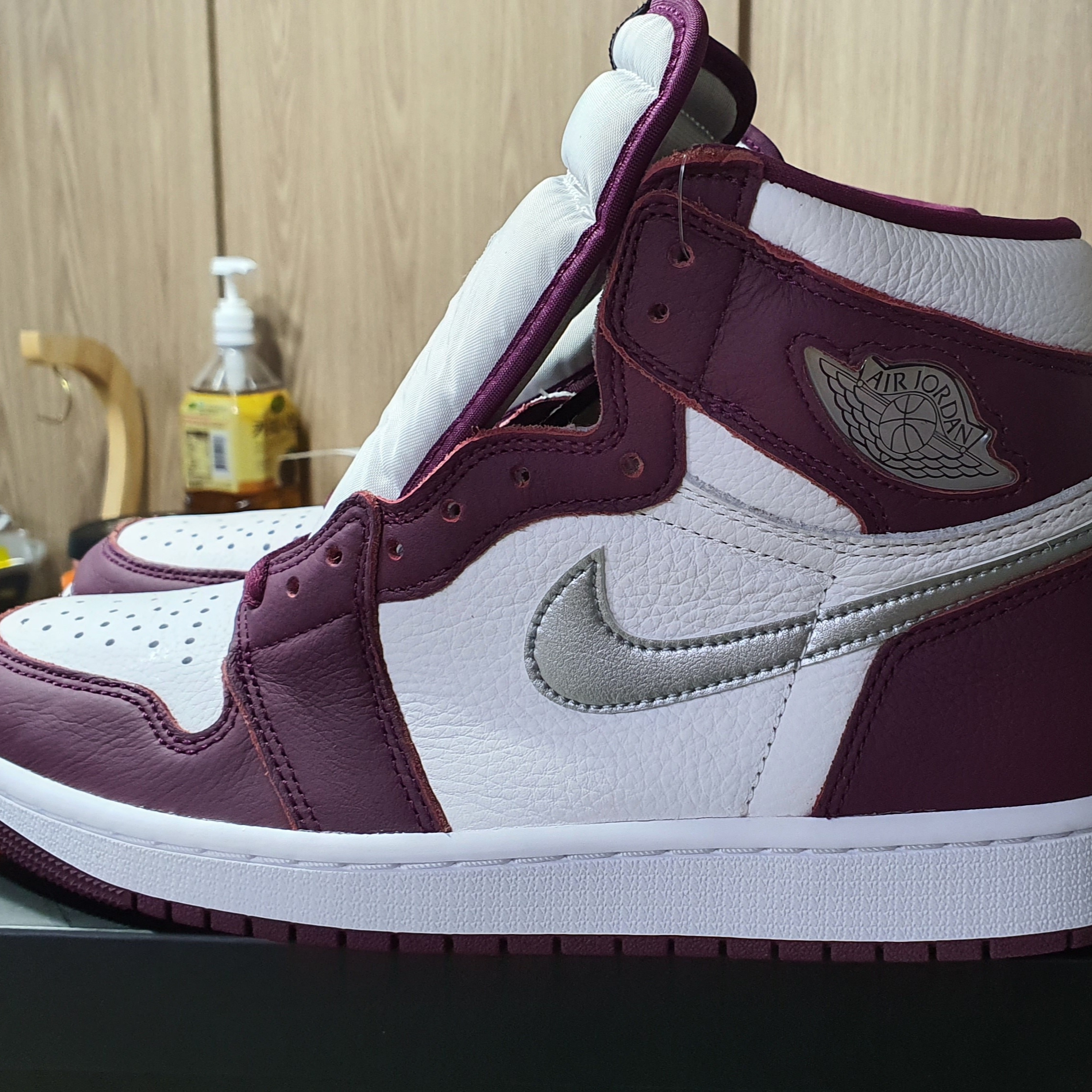 Jordan 1 Retro High OG Bordeaux 착용 스타일 - 4