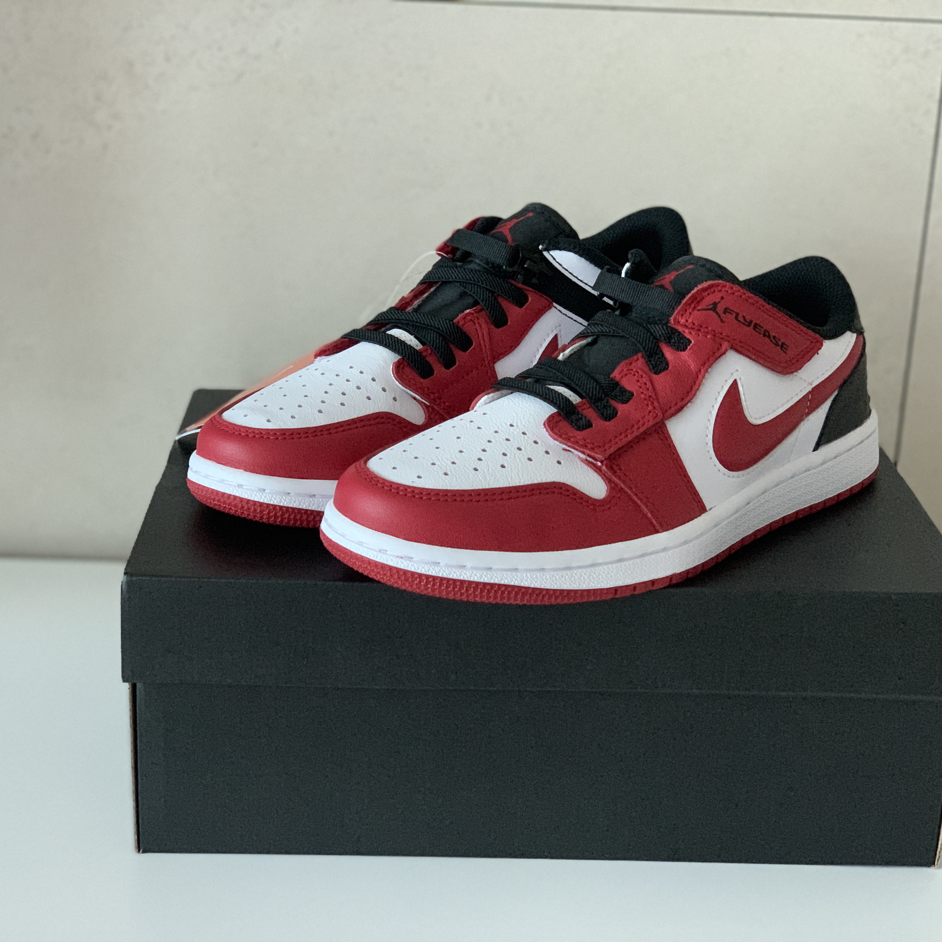 Jordan 1 Low Flyease Gym Red and Black 착용 스타일