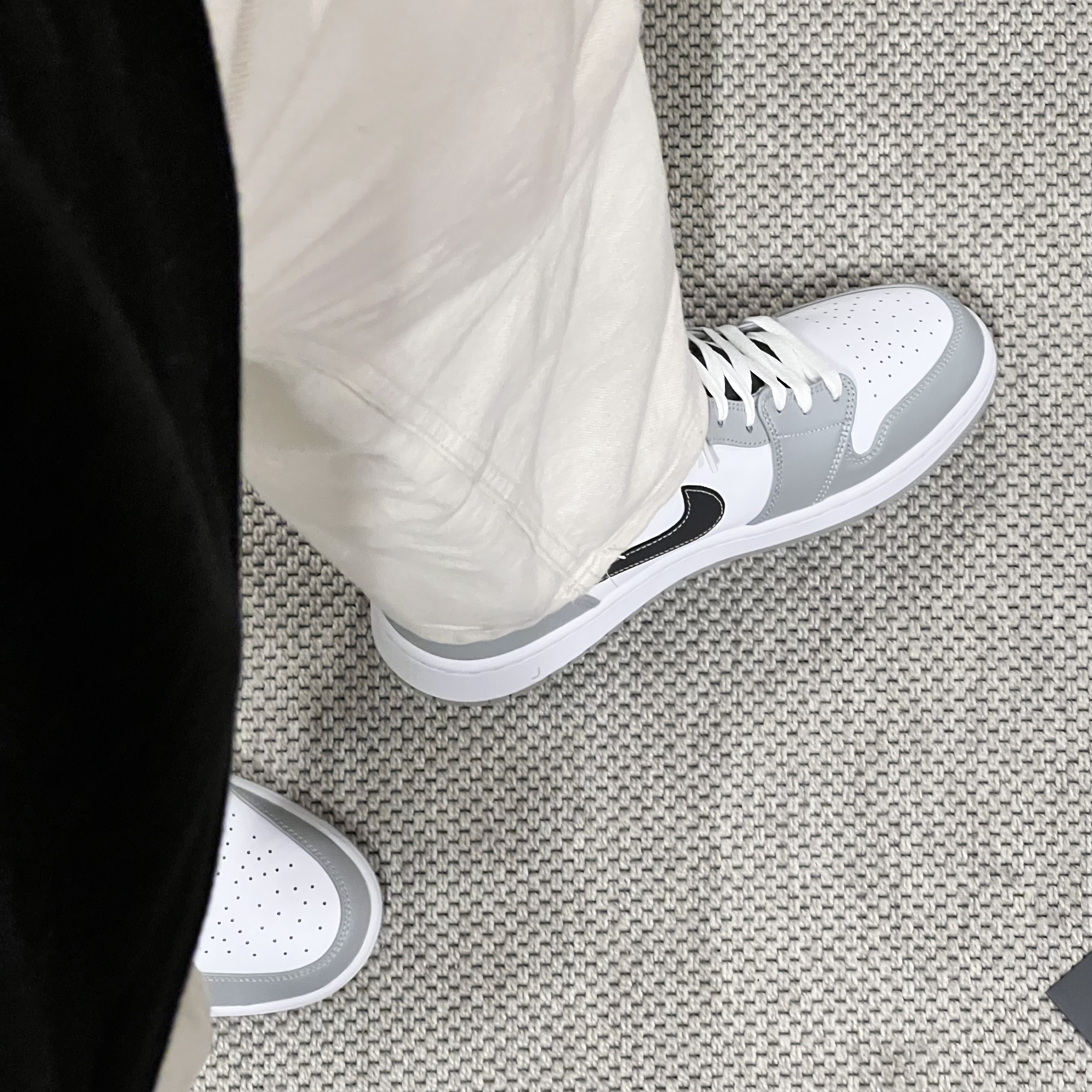 Jordan 1 Mid Light Smoke Grey Anthracite 착용 스타일 - 1