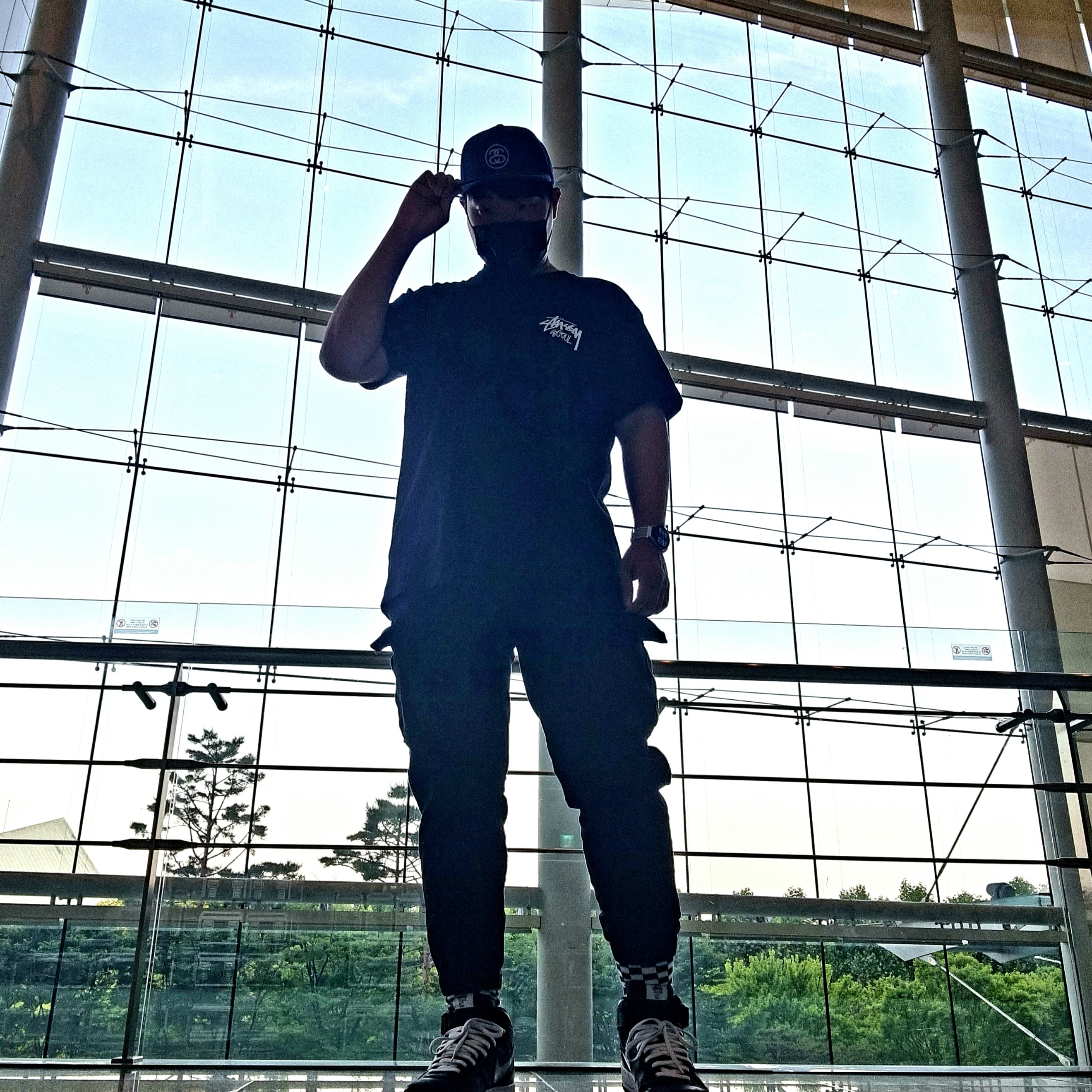 Stussy Stock Seoul T-Shirt Black 2022, Nike x Stussy Air Force 1 '07 Mid SP Black 착용 스타일 - 2