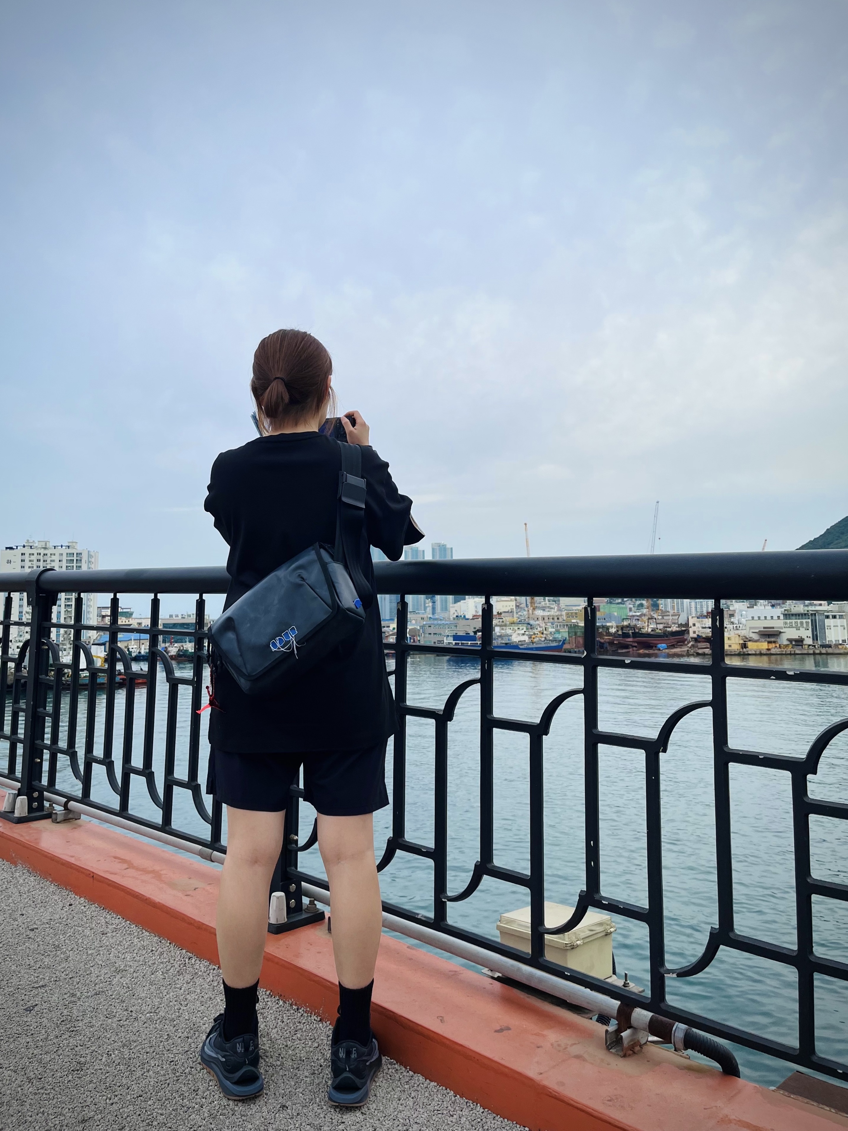 Nike x Sacai VaporWaffle Black and Gum, Ader Error Trace Admore Crossbody Bag Black 착용 스타일 - 1