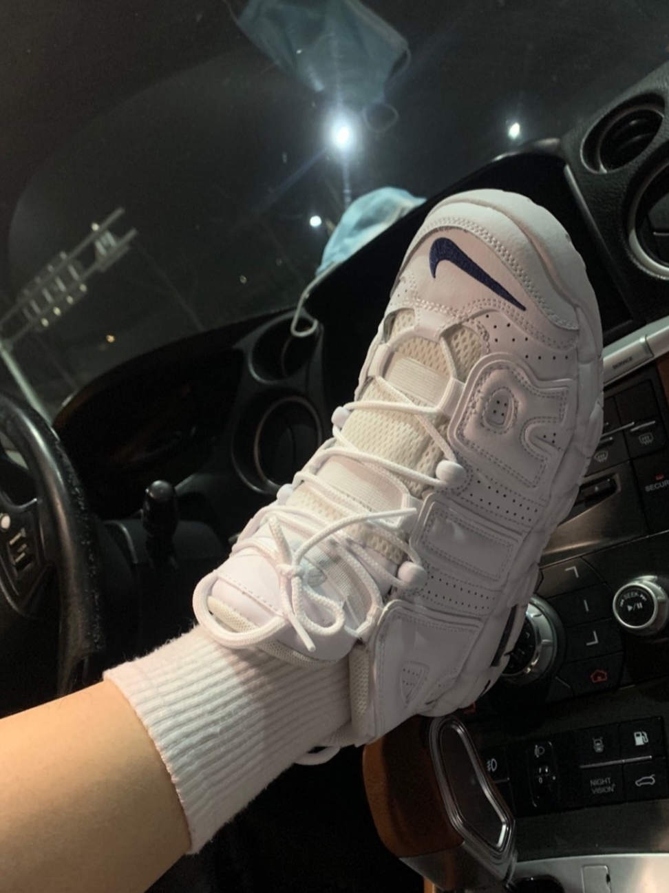 Nike Air More Uptempo 96 White Midnight Navy 착용 스타일 - 1