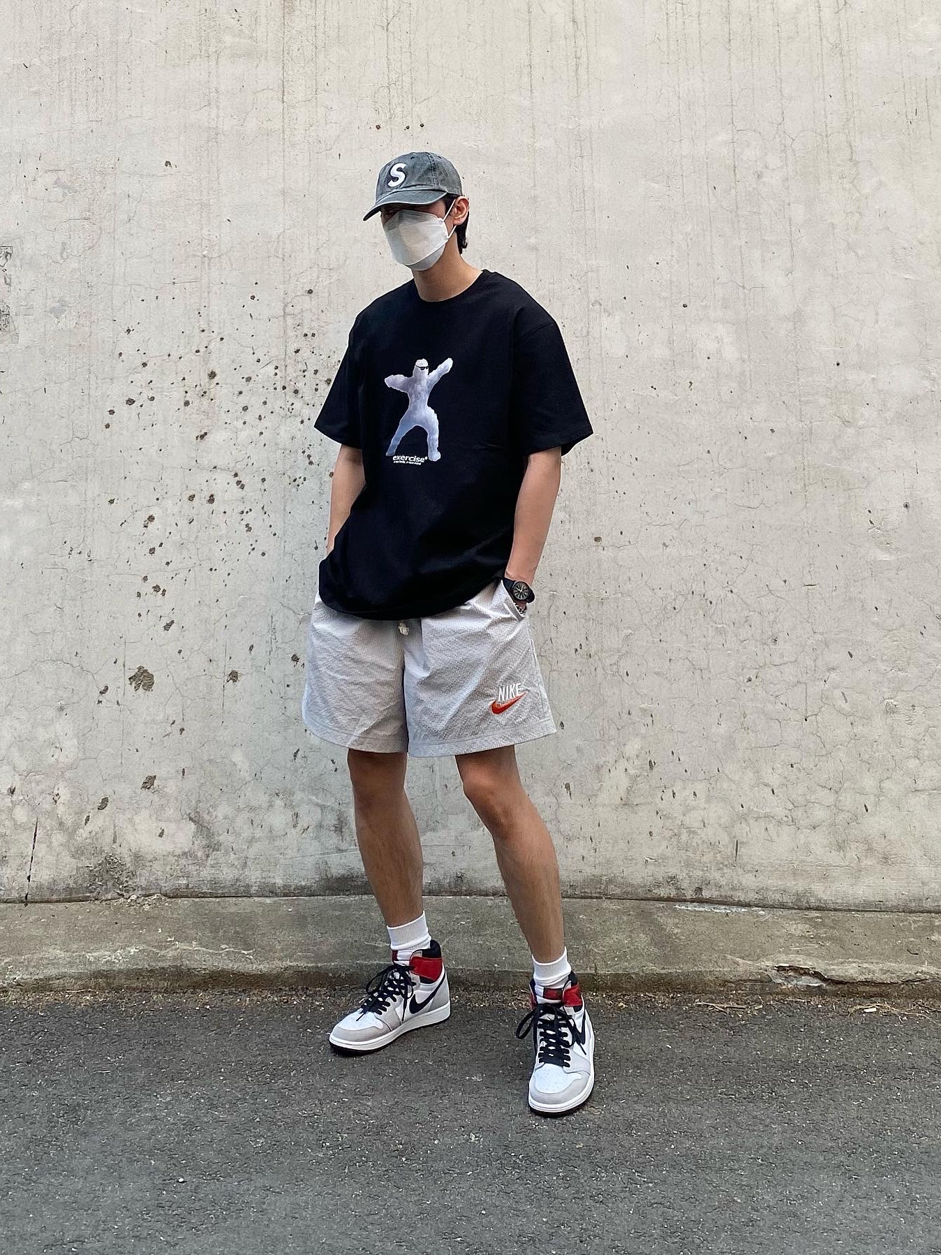 Jordan 1 Retro High OG Light Smoke Grey, Supreme Pigment Print S Logo 6-Panel Black - 20SS 착용 스타일 - 1