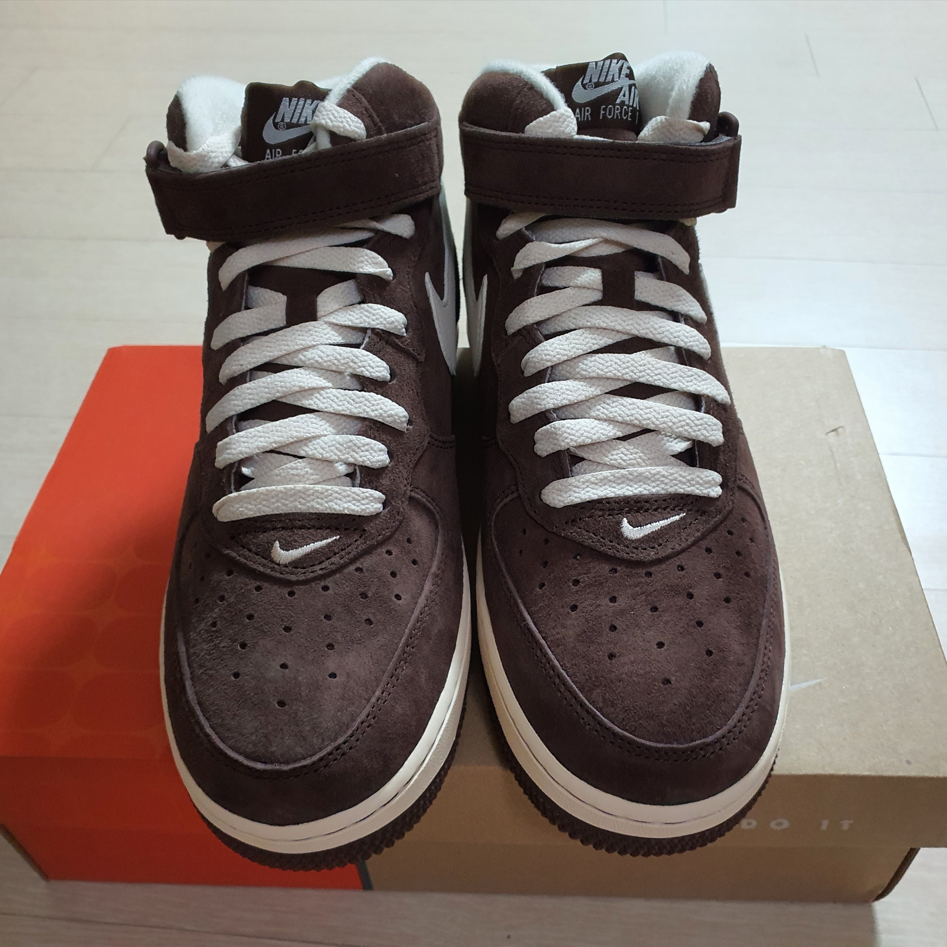 Nike Air Force 1 Mid '07 QS Chocolate 착용 스타일 - 1