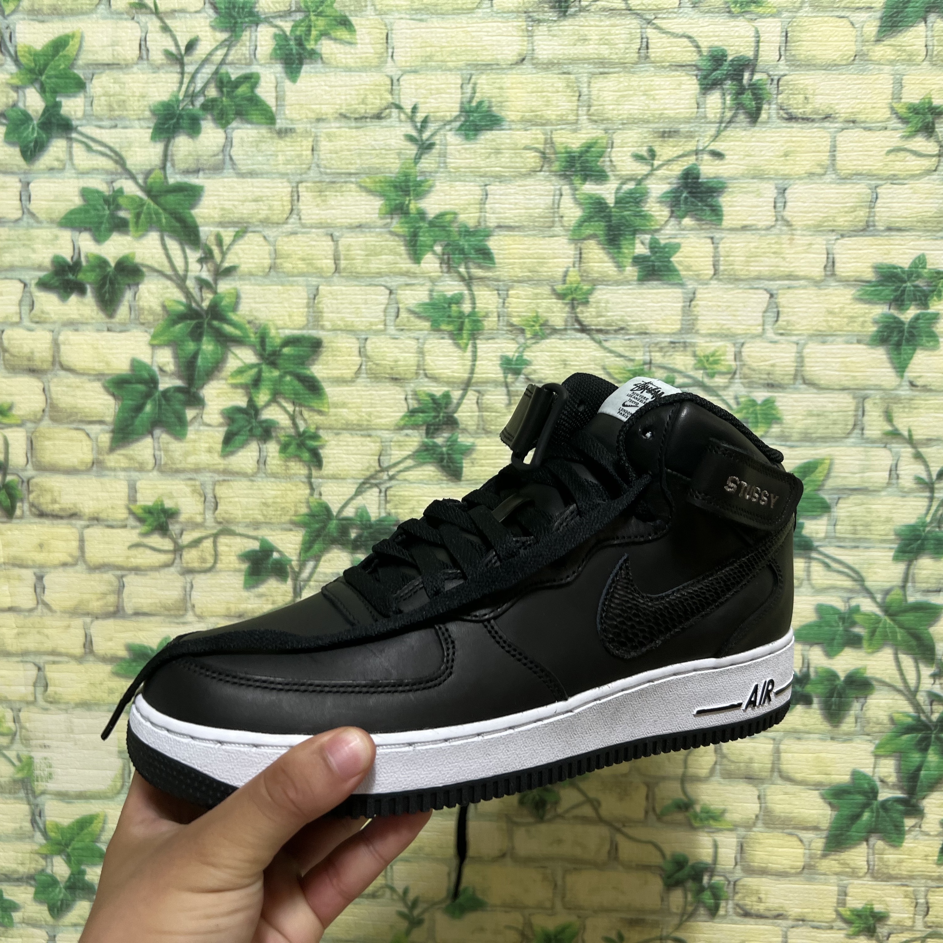 Nike x Stussy Air Force 1 '07 Mid SP Black 착용 스타일 - 1