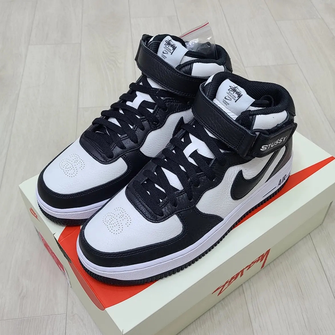 Nike x Stussy Air Force 1 '07 Mid SP Black and Light Bone, (TD) Nike x Stussy Air Force 1 '07 Mid SP Black and Light Bone 착용 스타일 - 2
