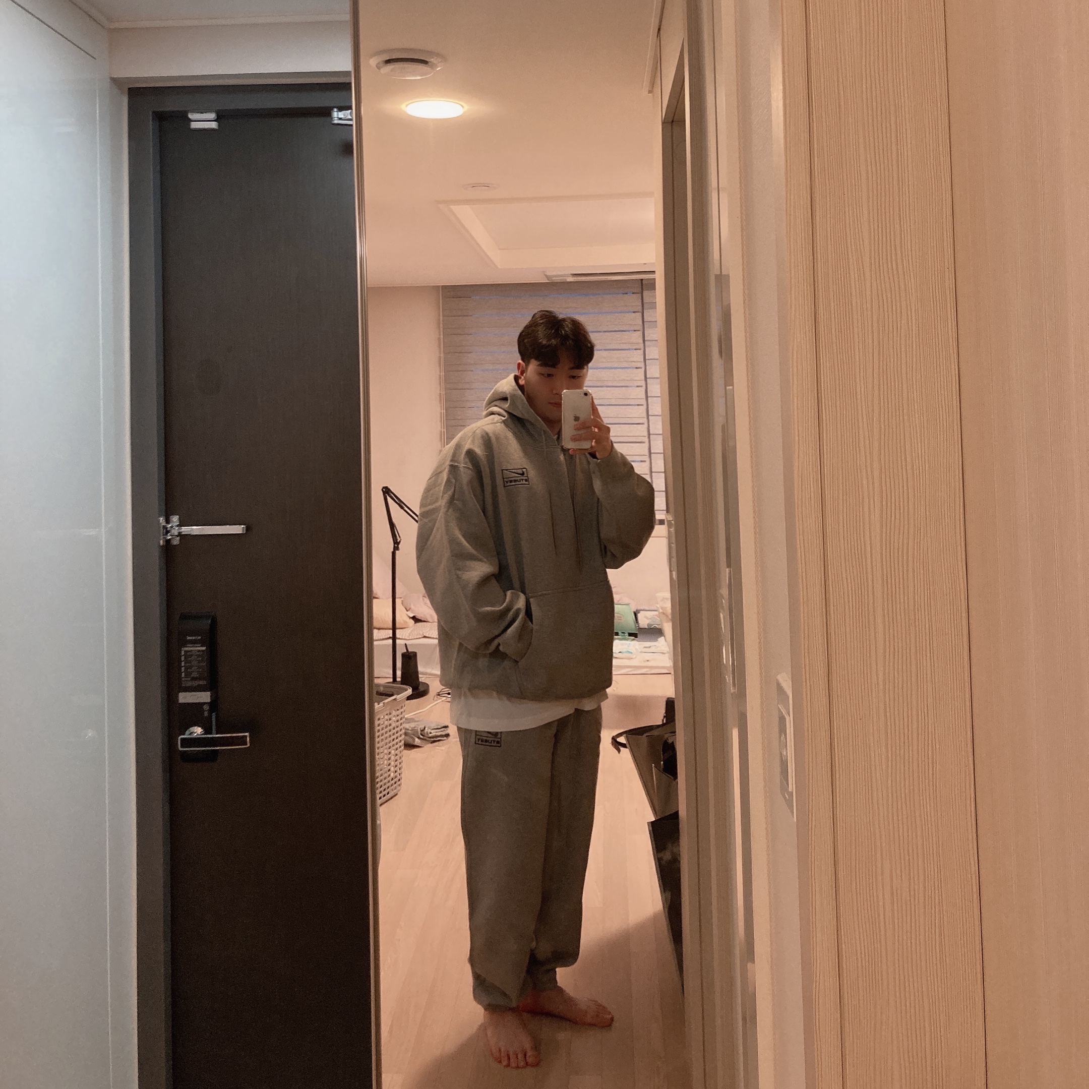 Nike x Stussy NRG RA Pullover Hoodie Dark Grey Heather (DJ9488-063), Nike x Stussy NRG RA Fleece Pants Dark Grey Heather (DJ9490-063) 착용 스타일
