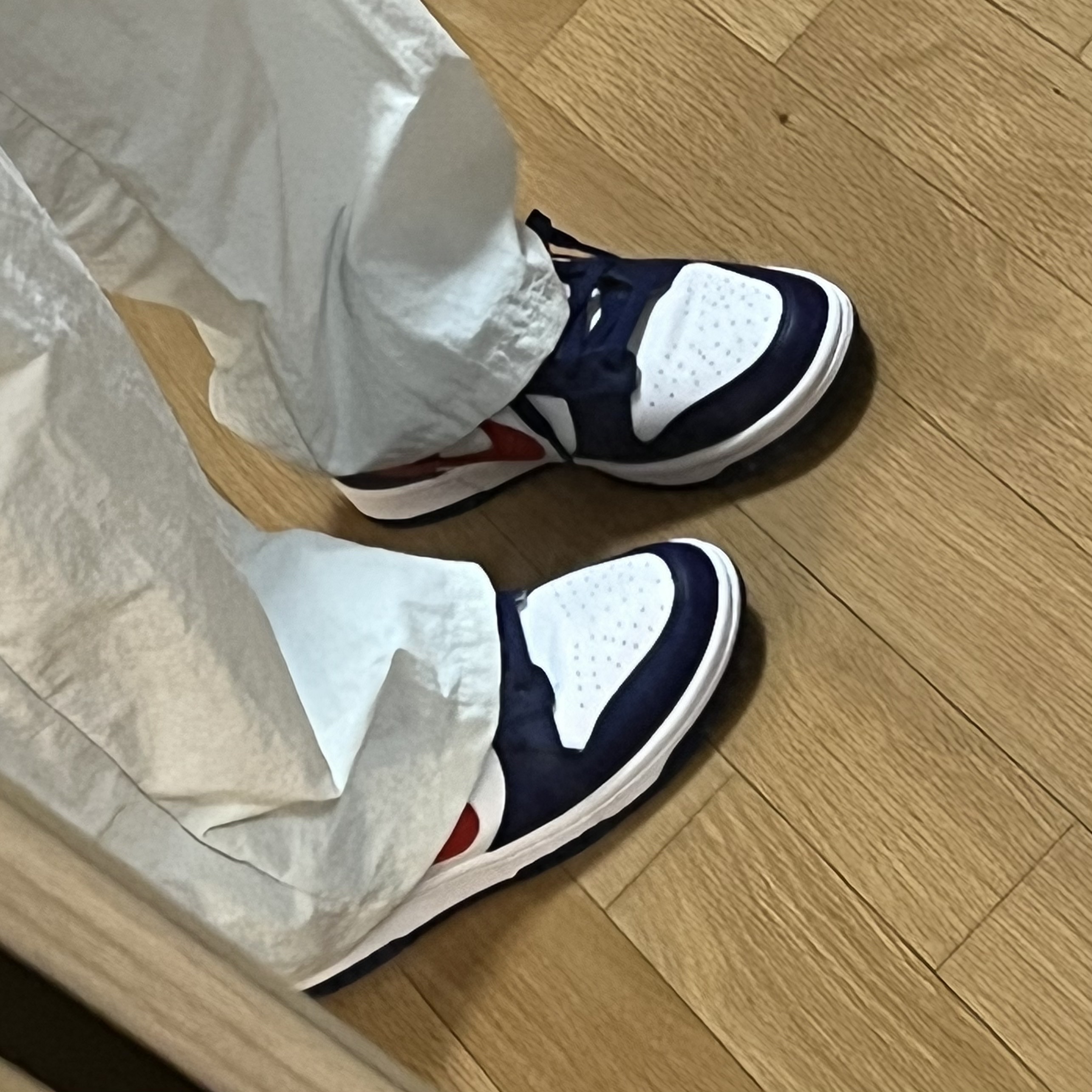(W) Nike Dunk Low White and University Red 착용 스타일 - 1