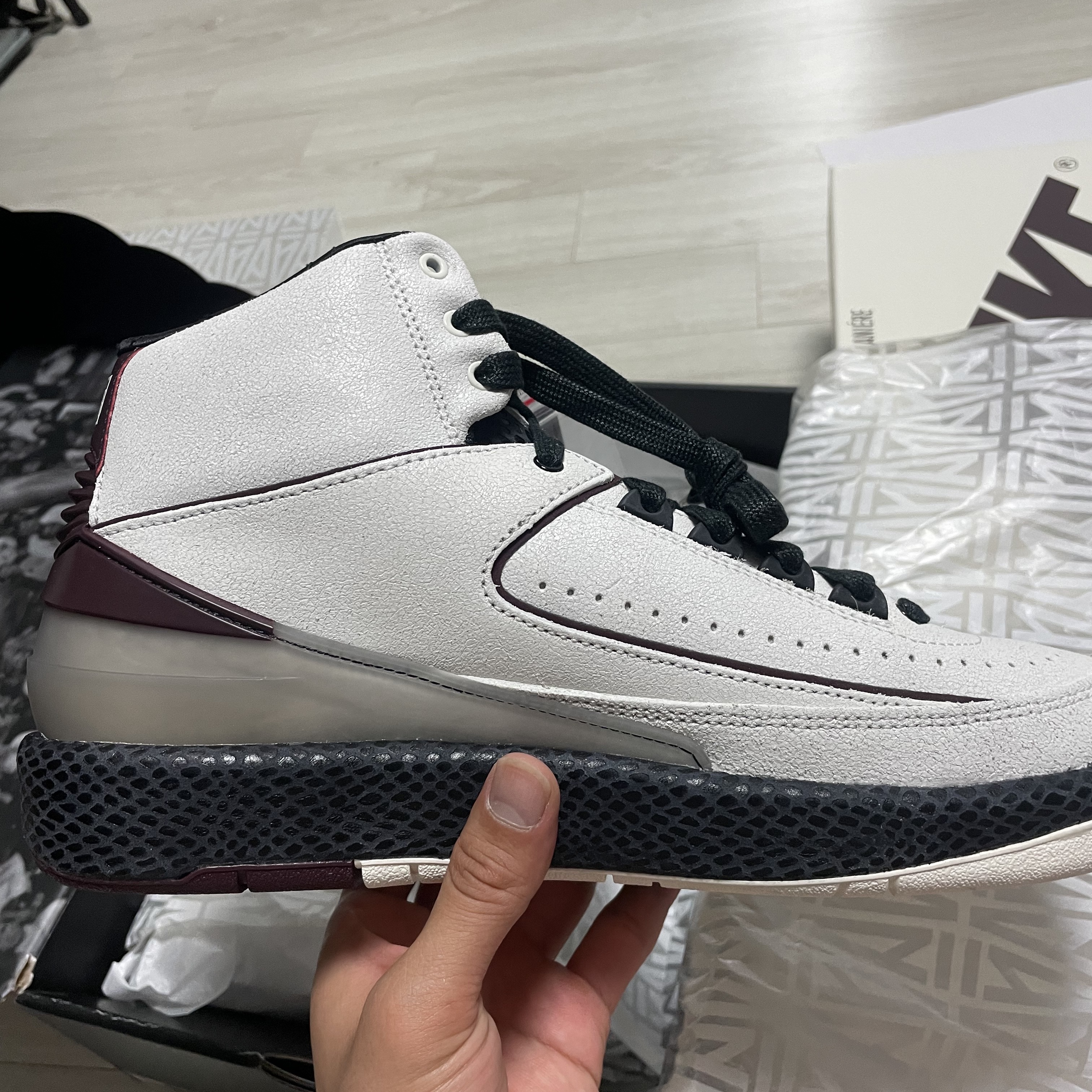 Jordan 2 x A Ma Maniere Retro SP Sail and Burgundy 착용 스타일 - 2