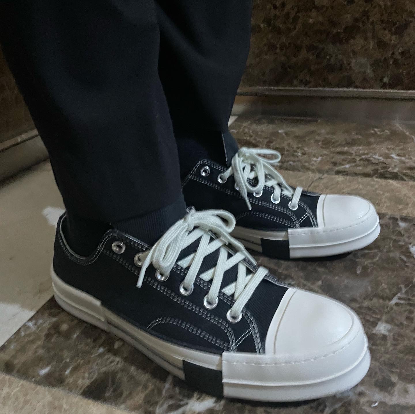 Converse x Drkshdw Drkstr Chuck 70 Ox Black, Wooyoungmi Black Back Logo T-Shirt White - 22SS 착용 스타일 - 2