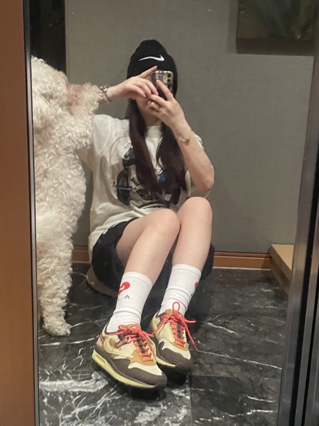 Nike x Travis Scott Air Max 1 Cact.us Brown, Jordan x Travis Scott x Fragment T-Shirt Sail (DJ0619-133) 착용 스타일 - 1