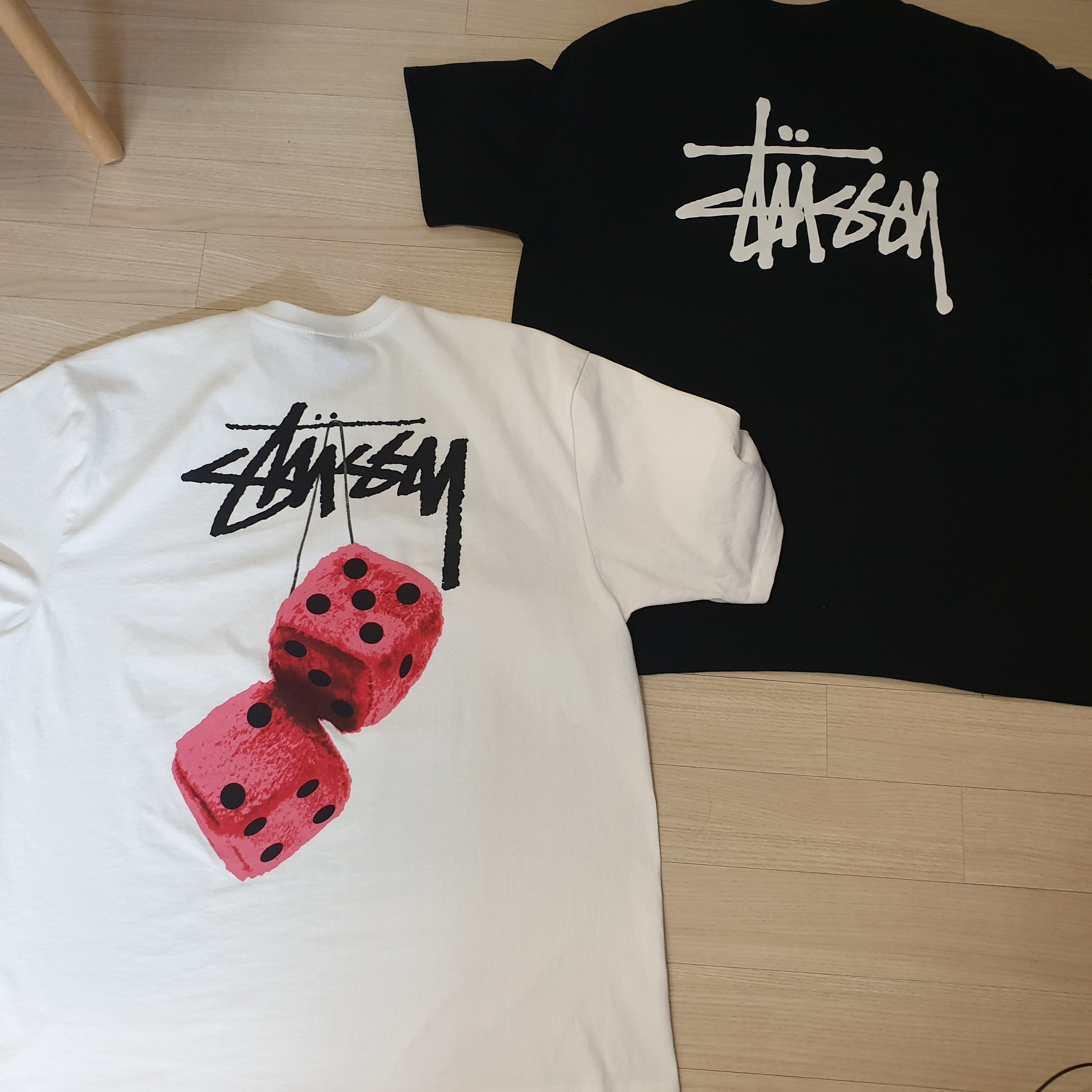 Stussy Fuzzy Dice T-Shirt White, Stussy Basic Stussy T-Shirt Black 2022 착용 스타일