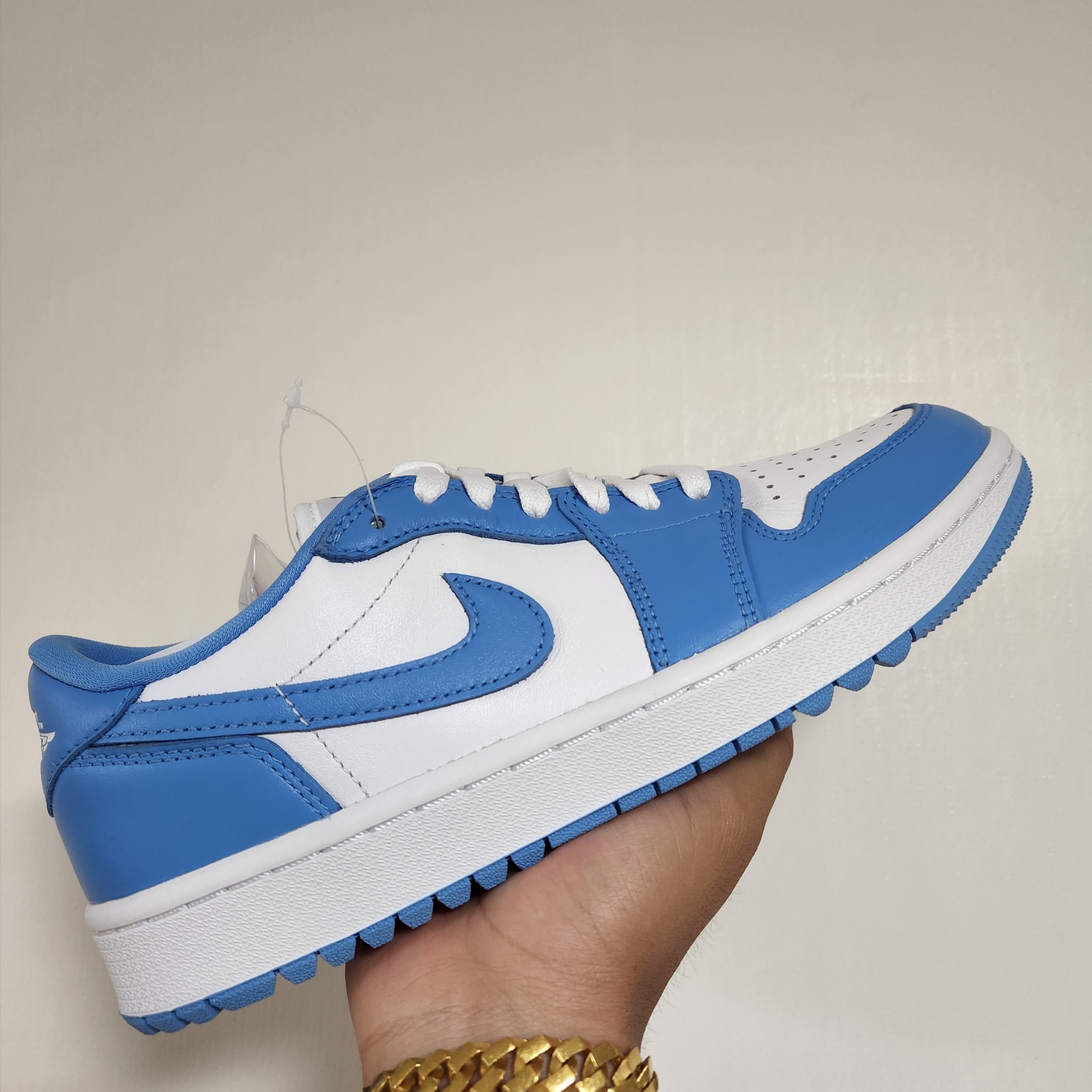 Jordan 1 Low Golf White and University Blue 착용 스타일
