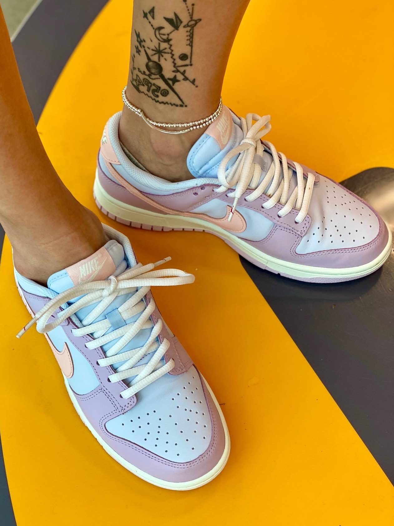 (W) Nike Dunk Low Atmosphere Pink, Maison Margiela Small Leather Chain Wallet Black 착용 스타일 - 3