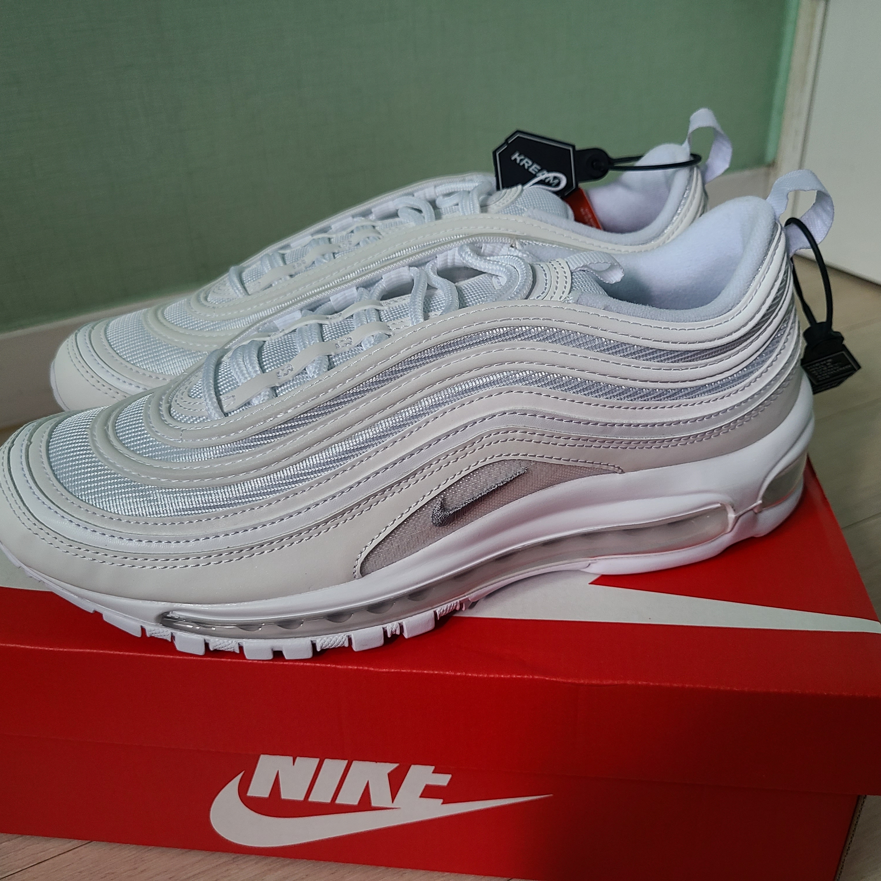 Nike Air Max 97 Triple White Wolf Grey 착용 스타일 - 2