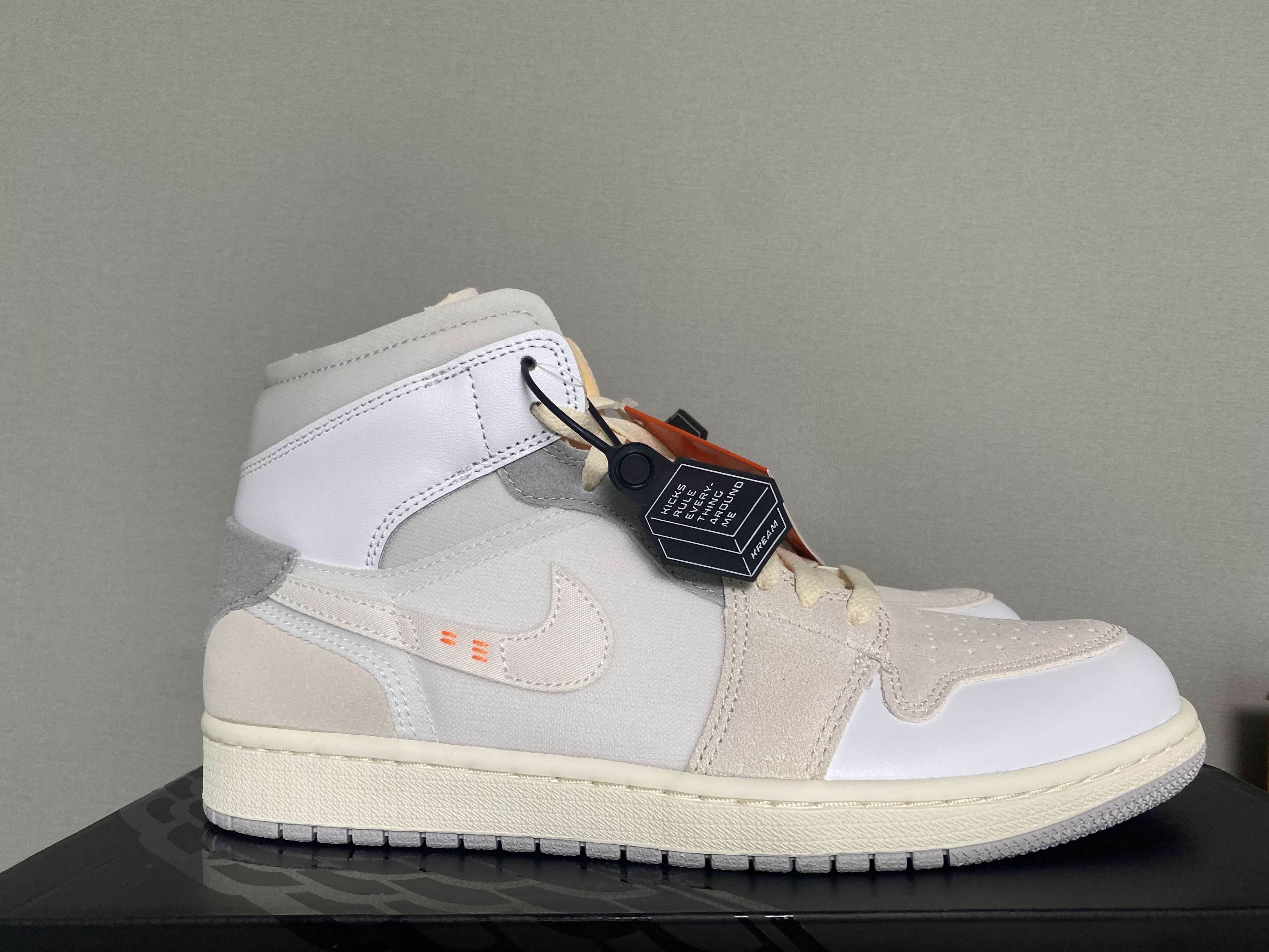 Jordan 1 Mid SE Craft White and Phantom 착용 스타일