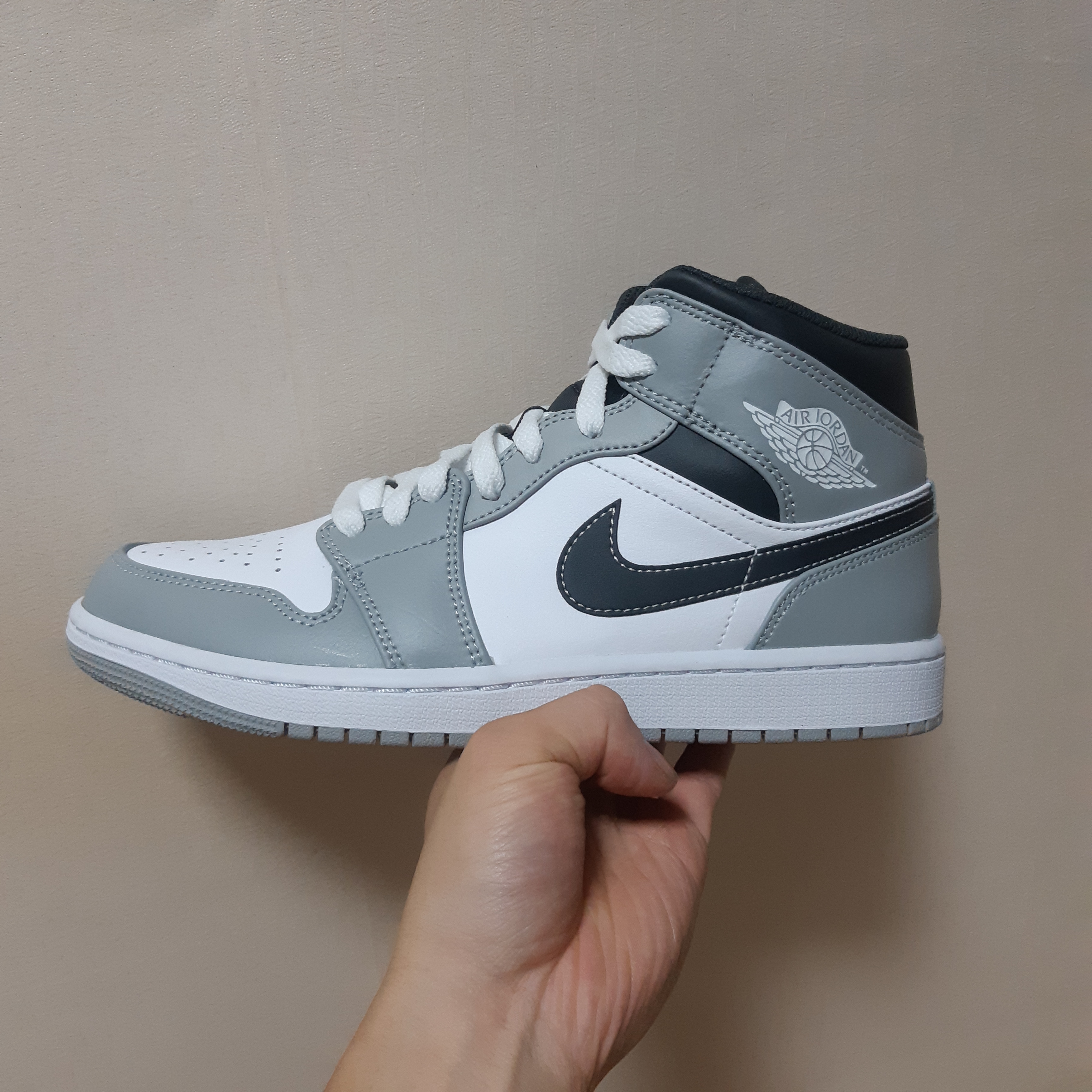 Jordan 1 Mid Light Smoke Grey Anthracite 착용 스타일