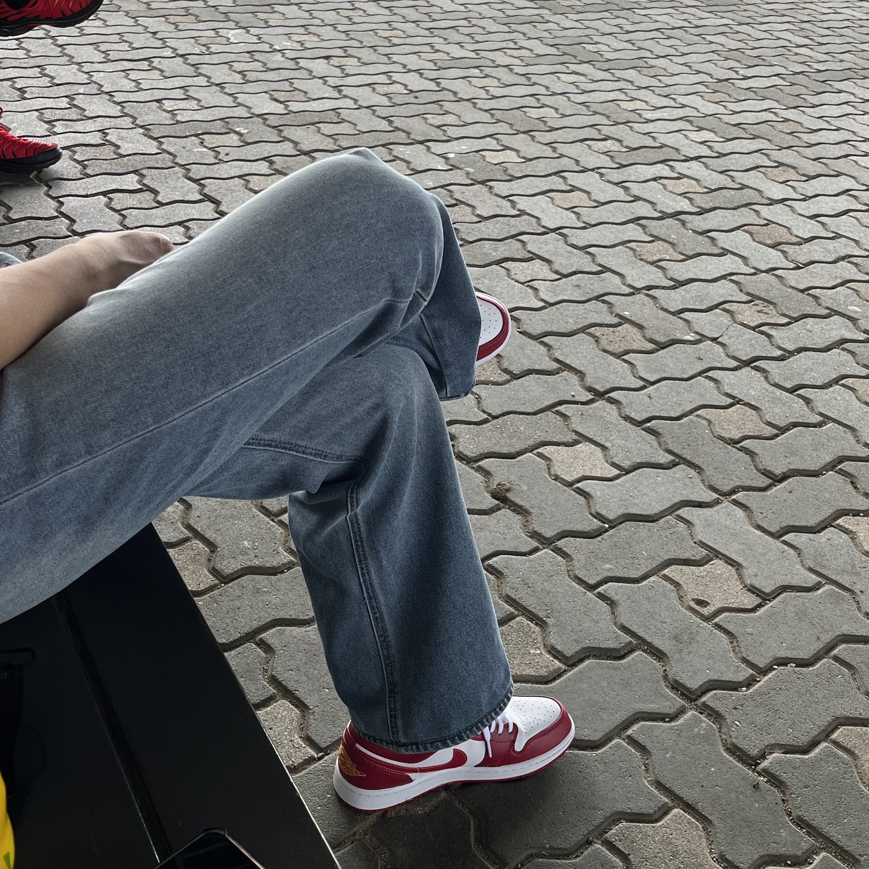 Jordan 1 Low Cardinal Red 착용 스타일 - 3