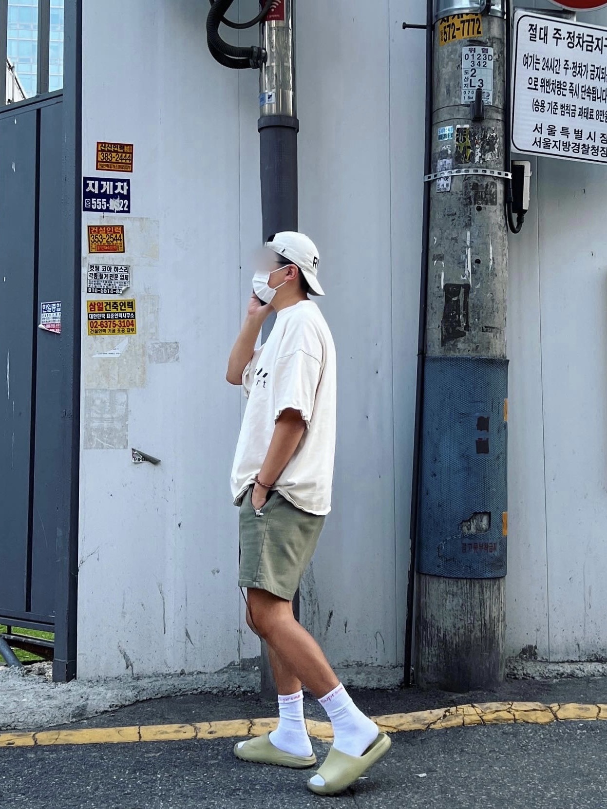 Adidas Yeezy Slide Resin 2021, Supreme Hanes Crew Socks White (4 Pack) 착용 스타일 - 2