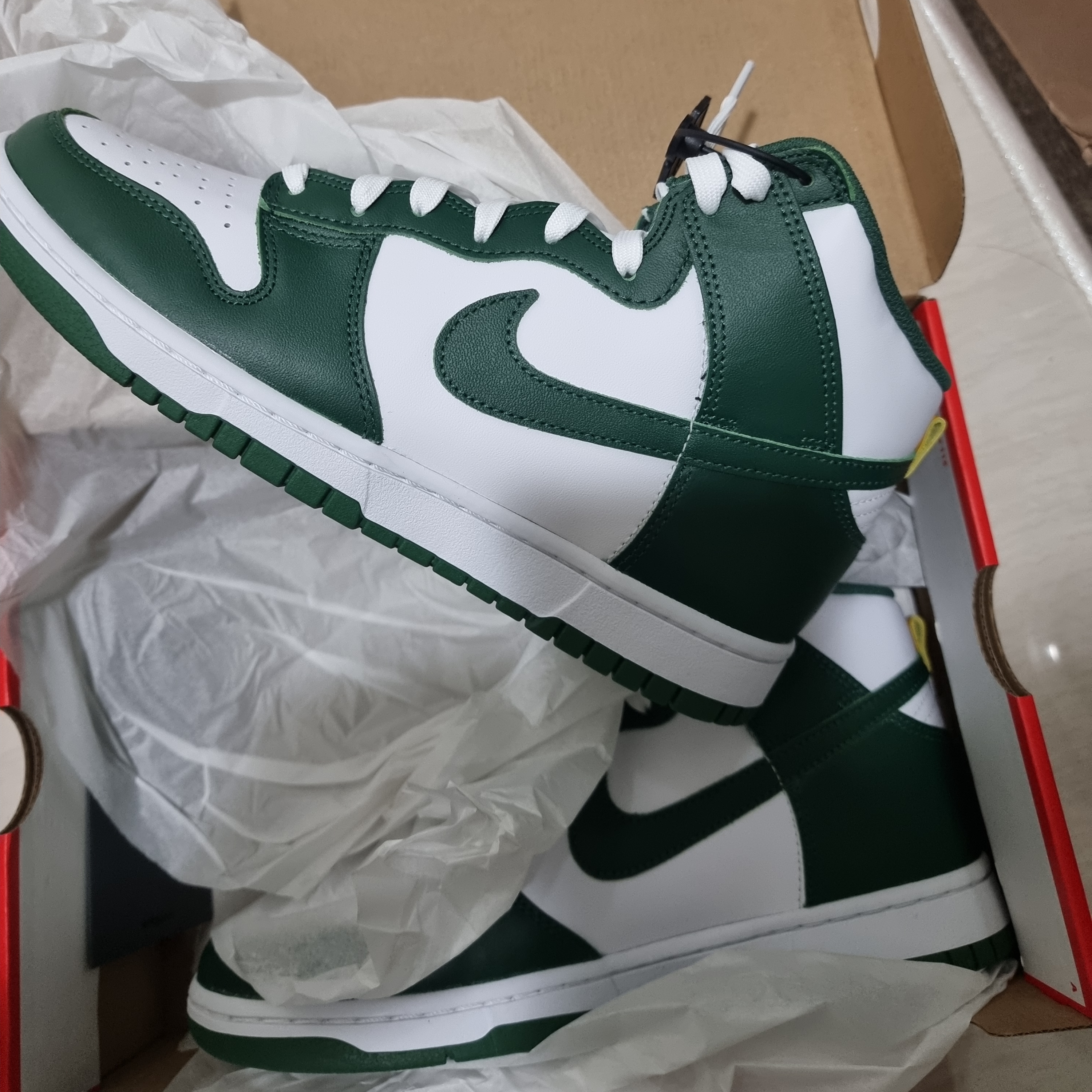 Nike Dunk High Retro Noble Green 착용 스타일 - 1