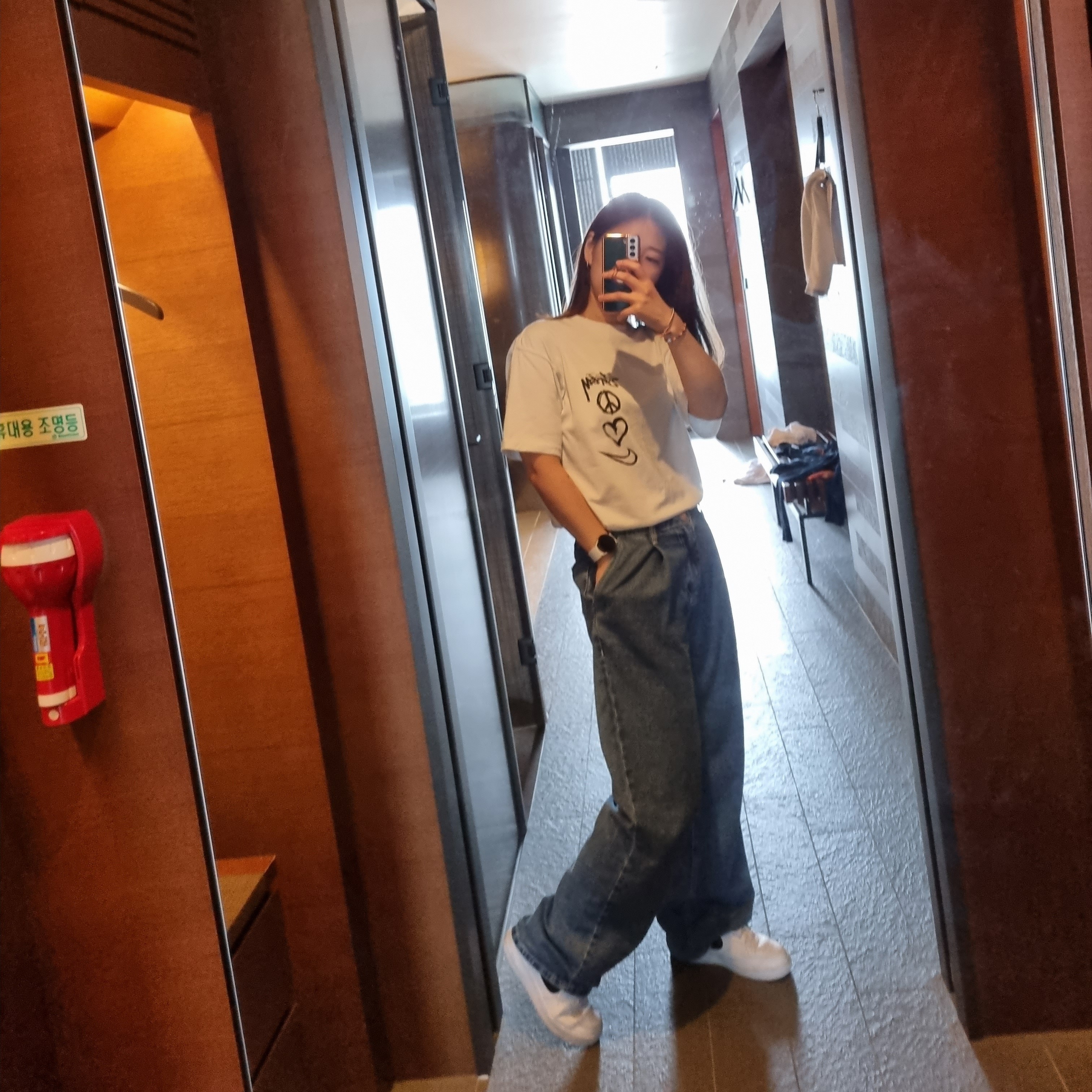 Nike x Stussy NRG RA T-Shirt Summit White (DM4942-121), (W) Nike Air Force 1 '07 Low White Black 착용 스타일 - 2