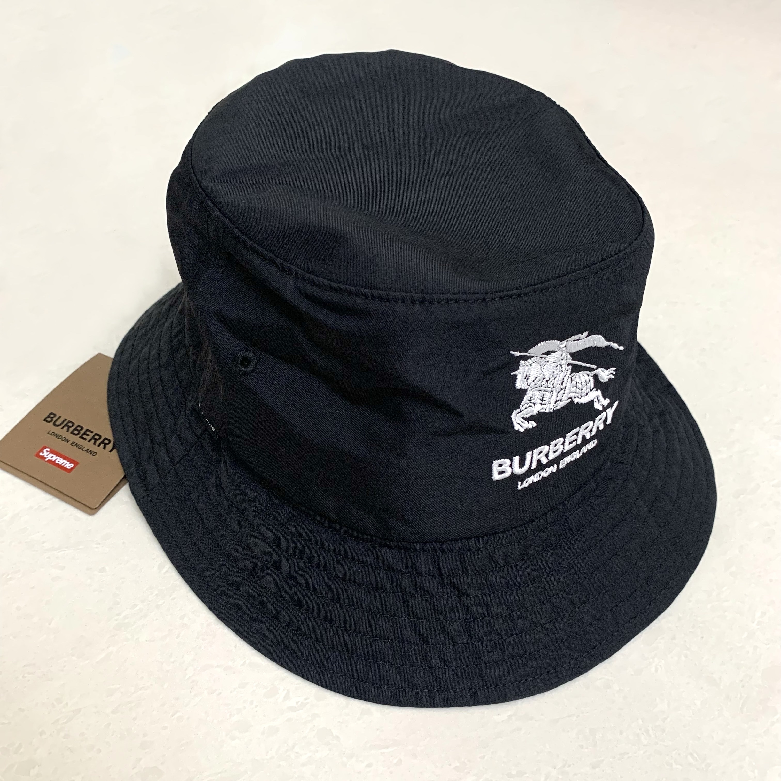 Supreme x Burberry Crusher Black - 22SS 착용 스타일
