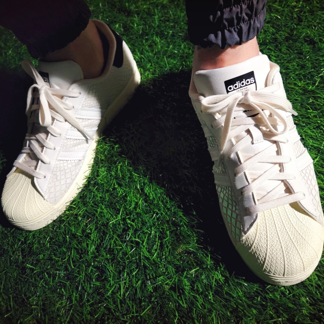Adidas x Atmos Superstar G-SNK Off White 착용 스타일 - 4