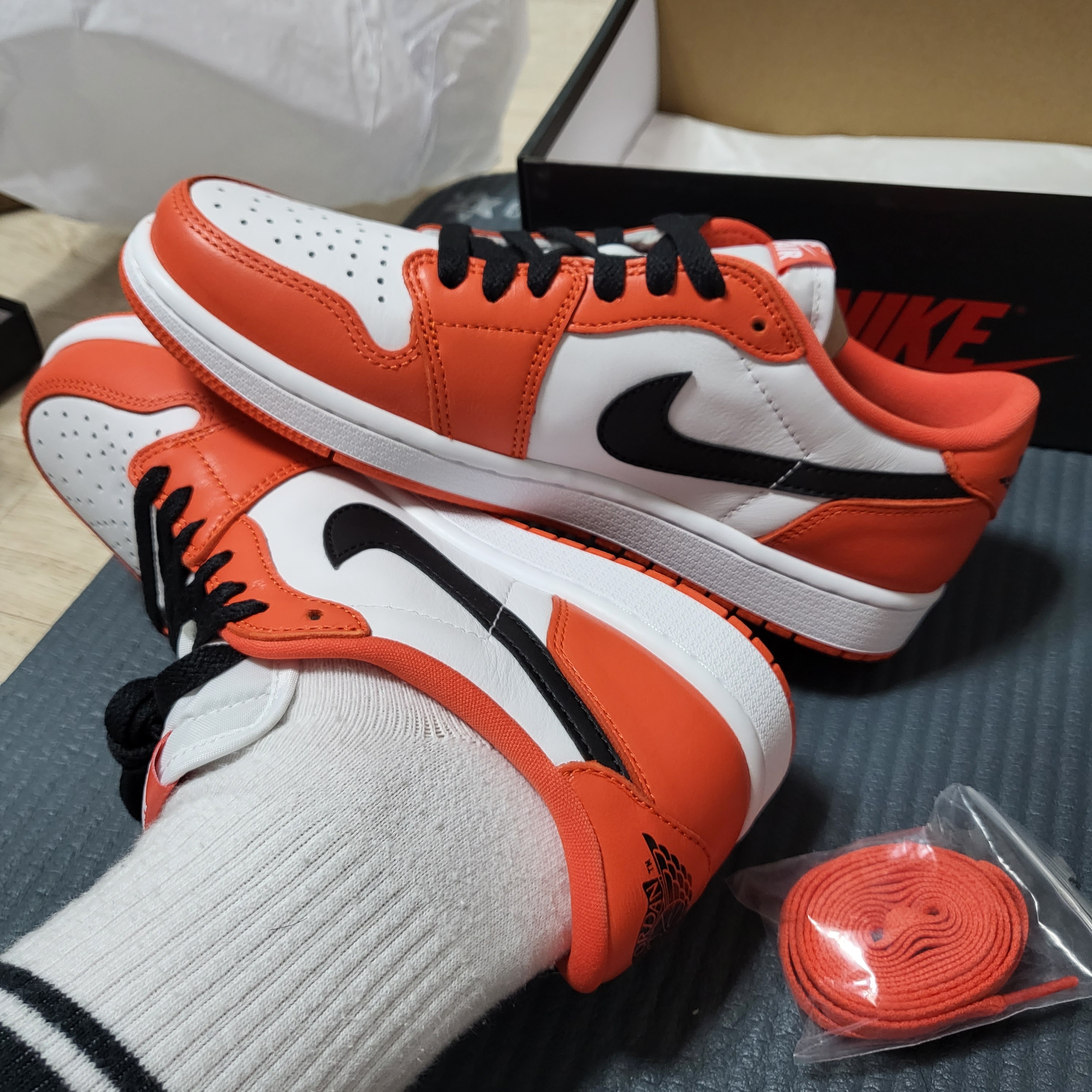 Nike x Off-White Blazer Low '77 Black and Electro Green, Jordan 1 Low OG Starfish 착용 스타일 - 4