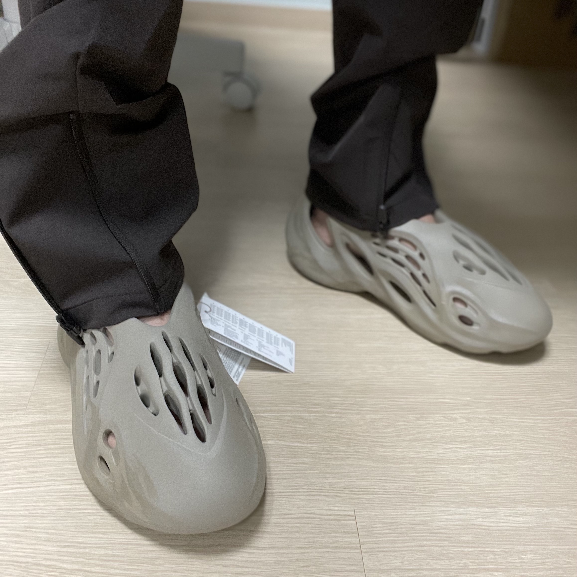 Adidas Yeezy Foam RNNR Stone Sage, Nike x Travis Scott NRG BH Pants Velvet Brown - US/EU 착용 스타일 - 1